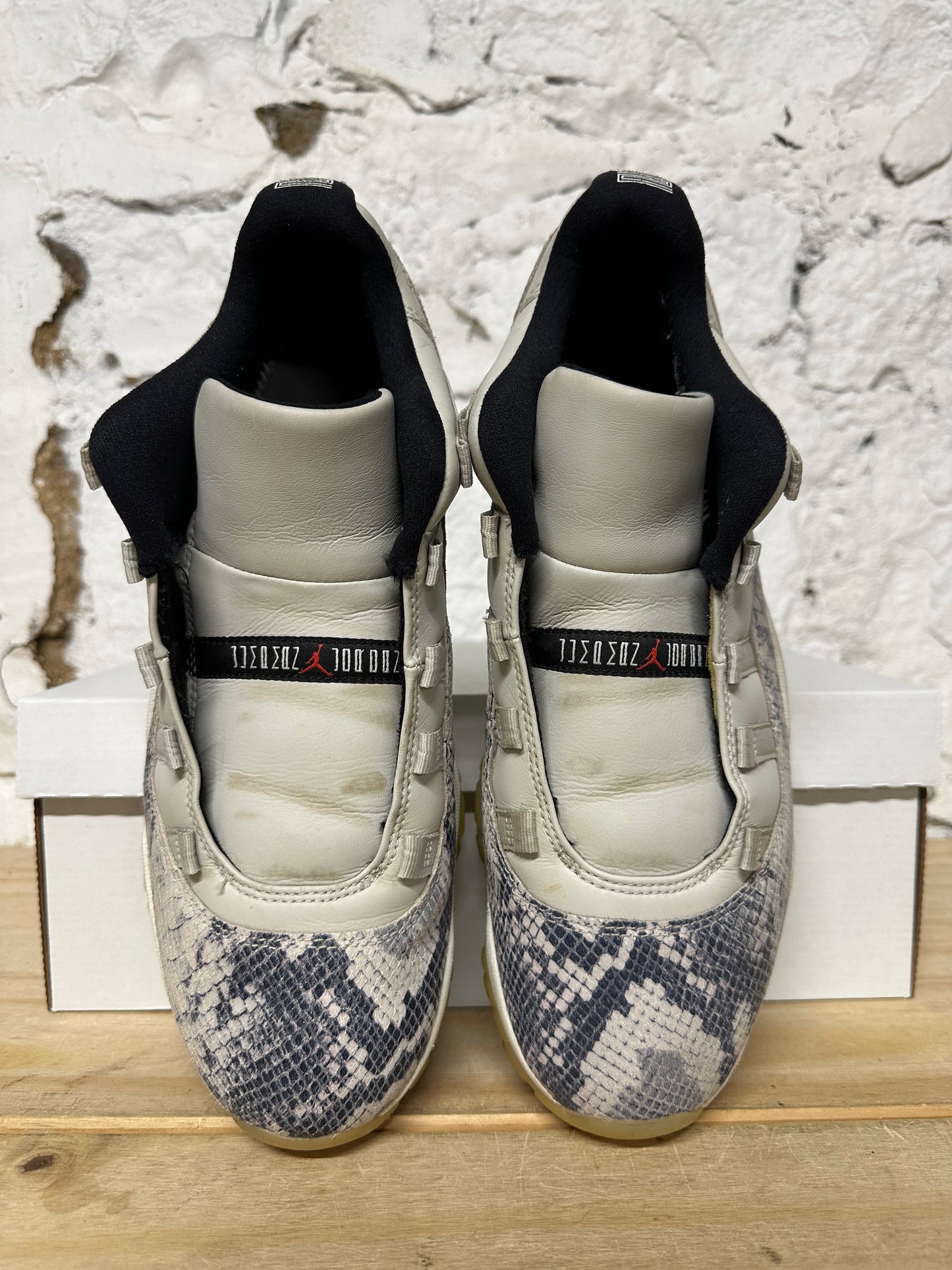 Air Jordan 11 Low Snake Light Bone Sz 10