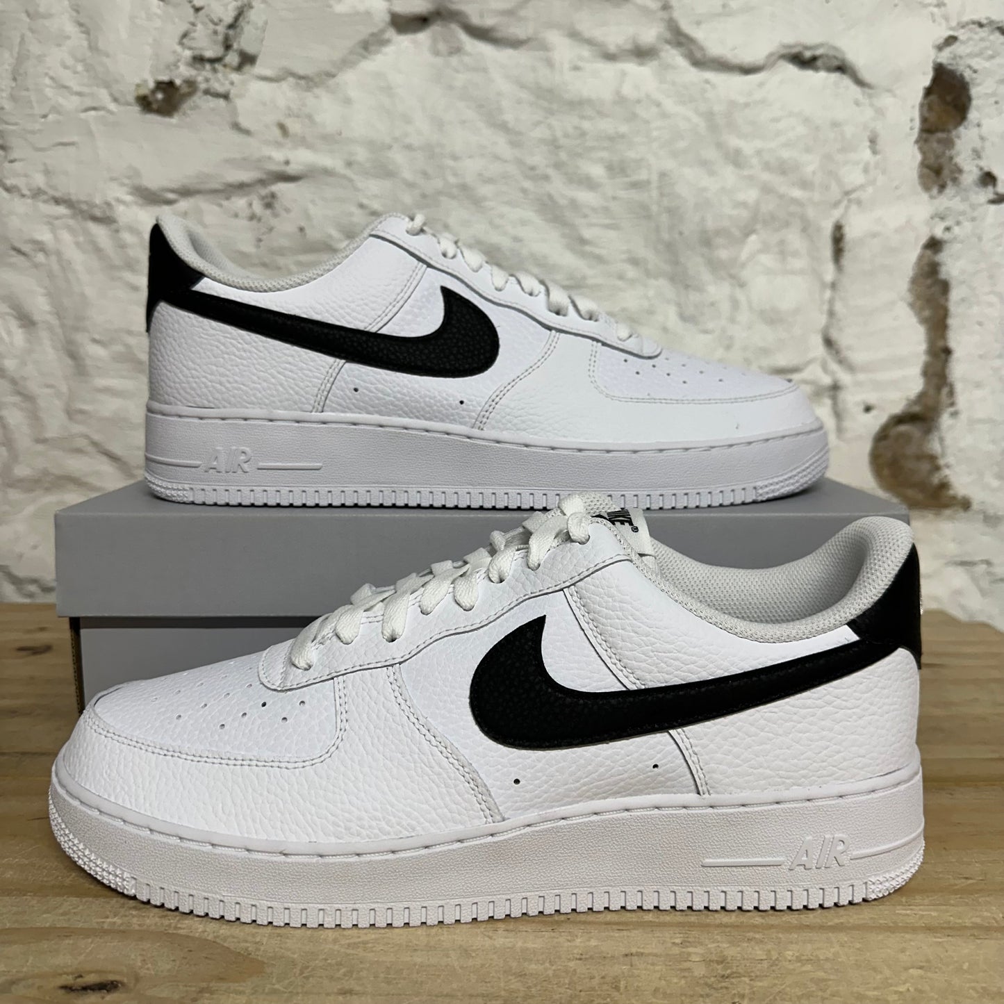 Nike Air Force 1 Low White Black Pebbeled Leather Sz 11.5 DS