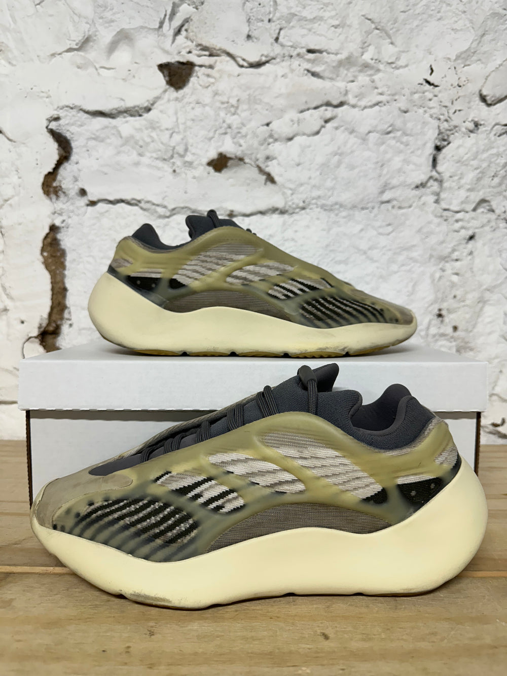 Yeezy 700 V3 Faded Salt Sz 9