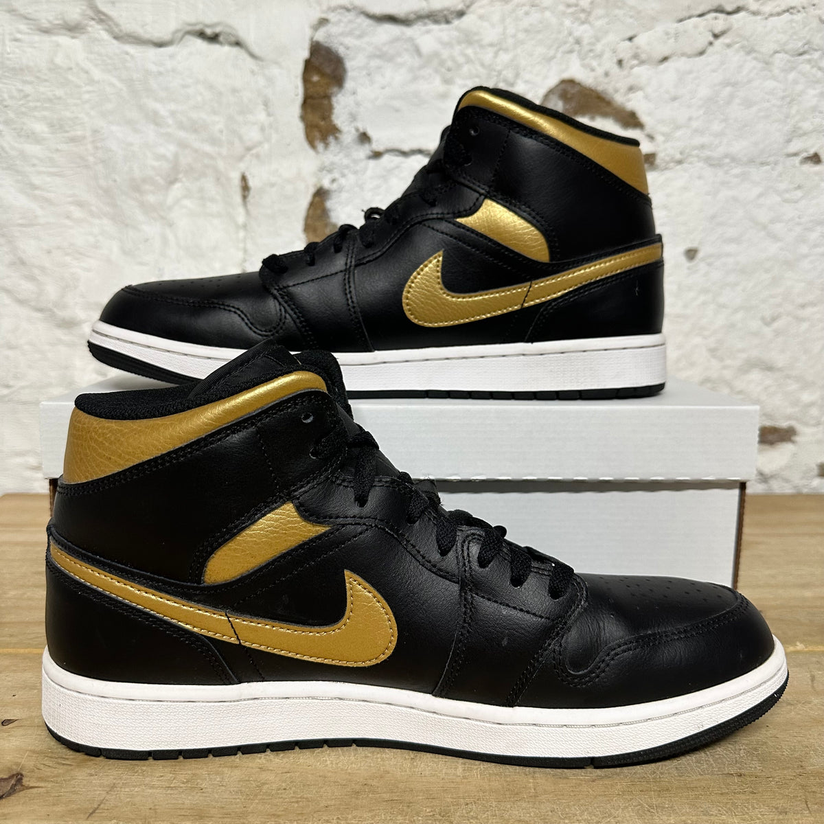 Air Jordan 1 Mid Black Metallic gold Sz 12