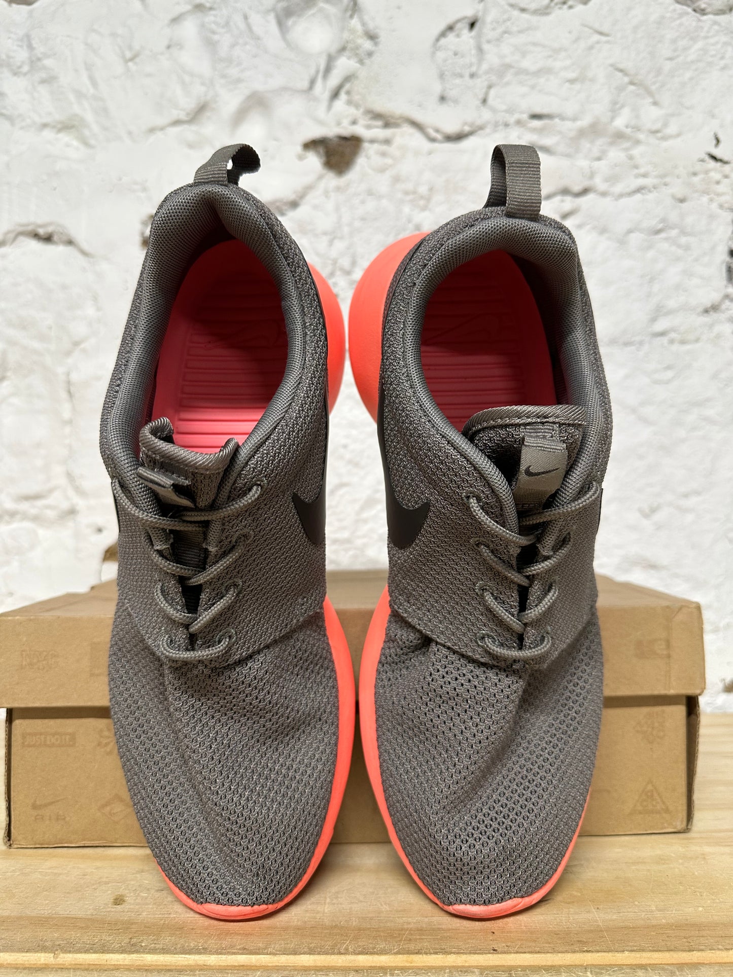 Nike Roshe Run Soft Grey Crimson Sz 8.5