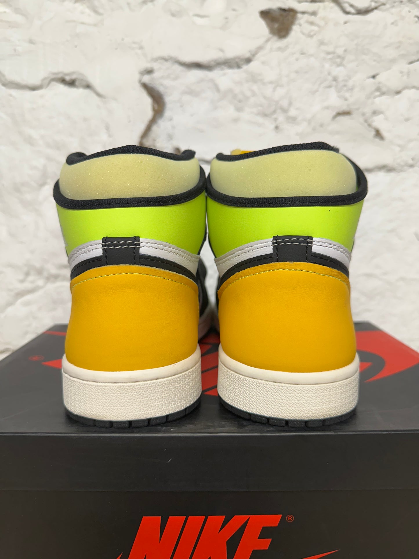 Air Jordan 1 High White Black Volt University Gold Sz 9