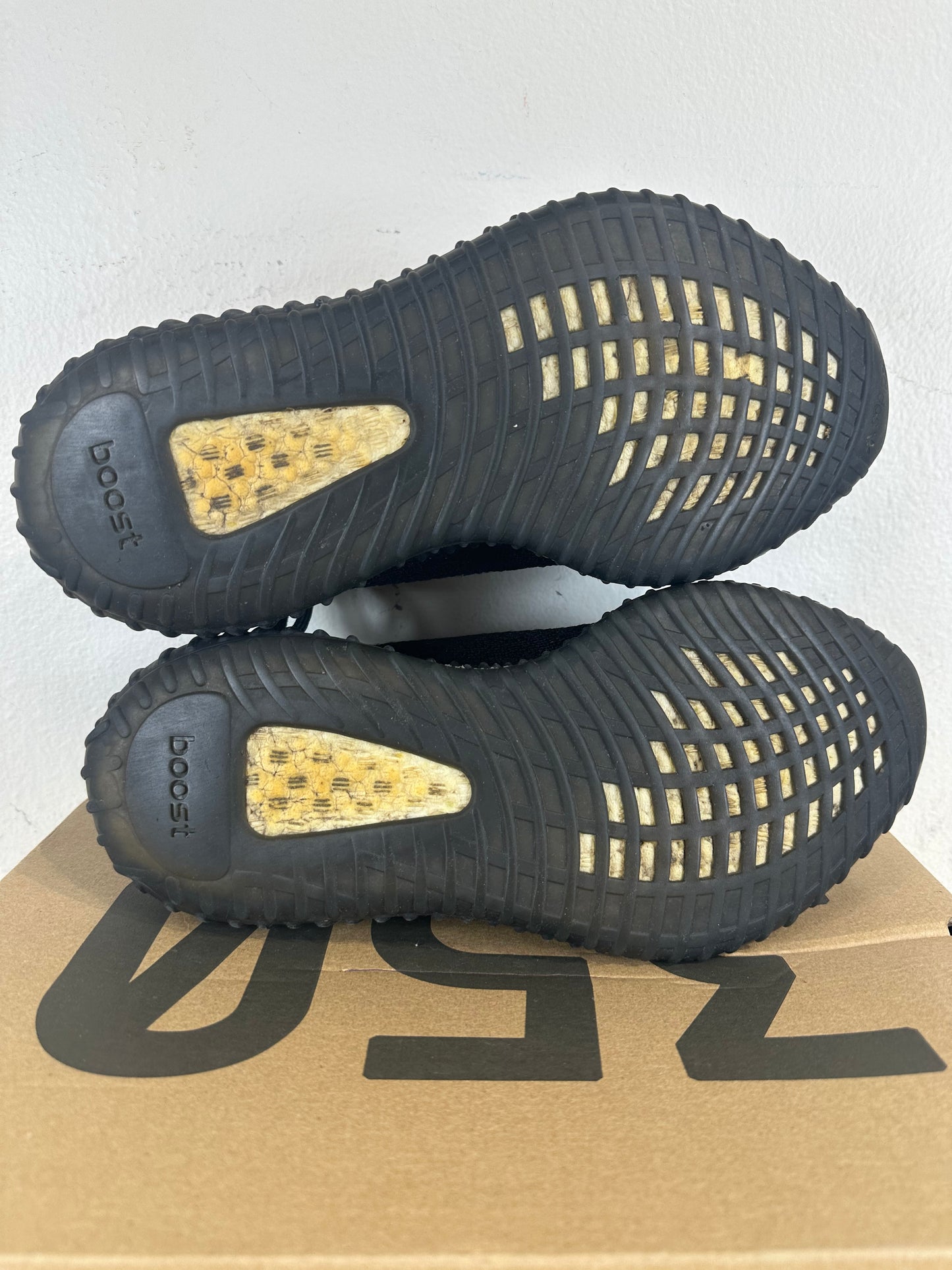 Yeezy 350 V2 Core Black Red Sz 9