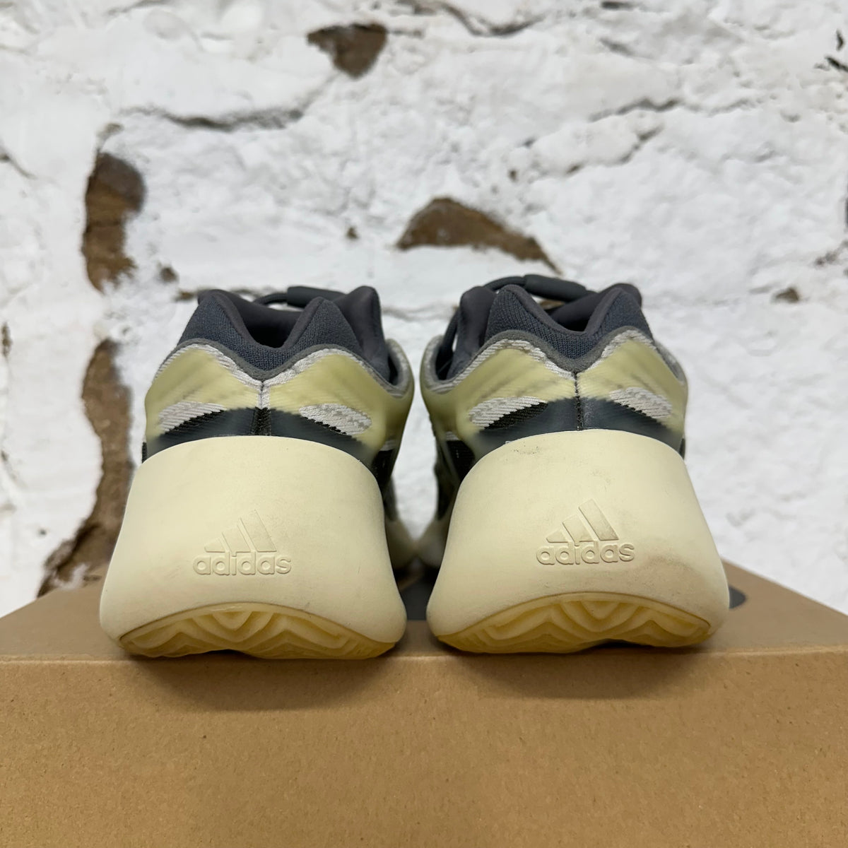 Yeezy 700 V3 Fade Salt Sz 9