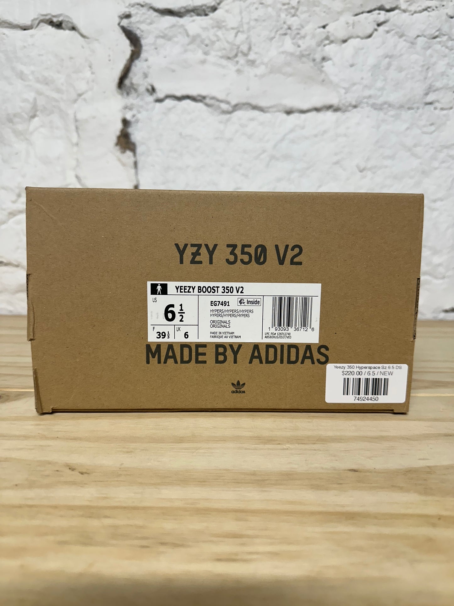 Yeezy 350 V2 Hyperspace Sz 6.5 DS