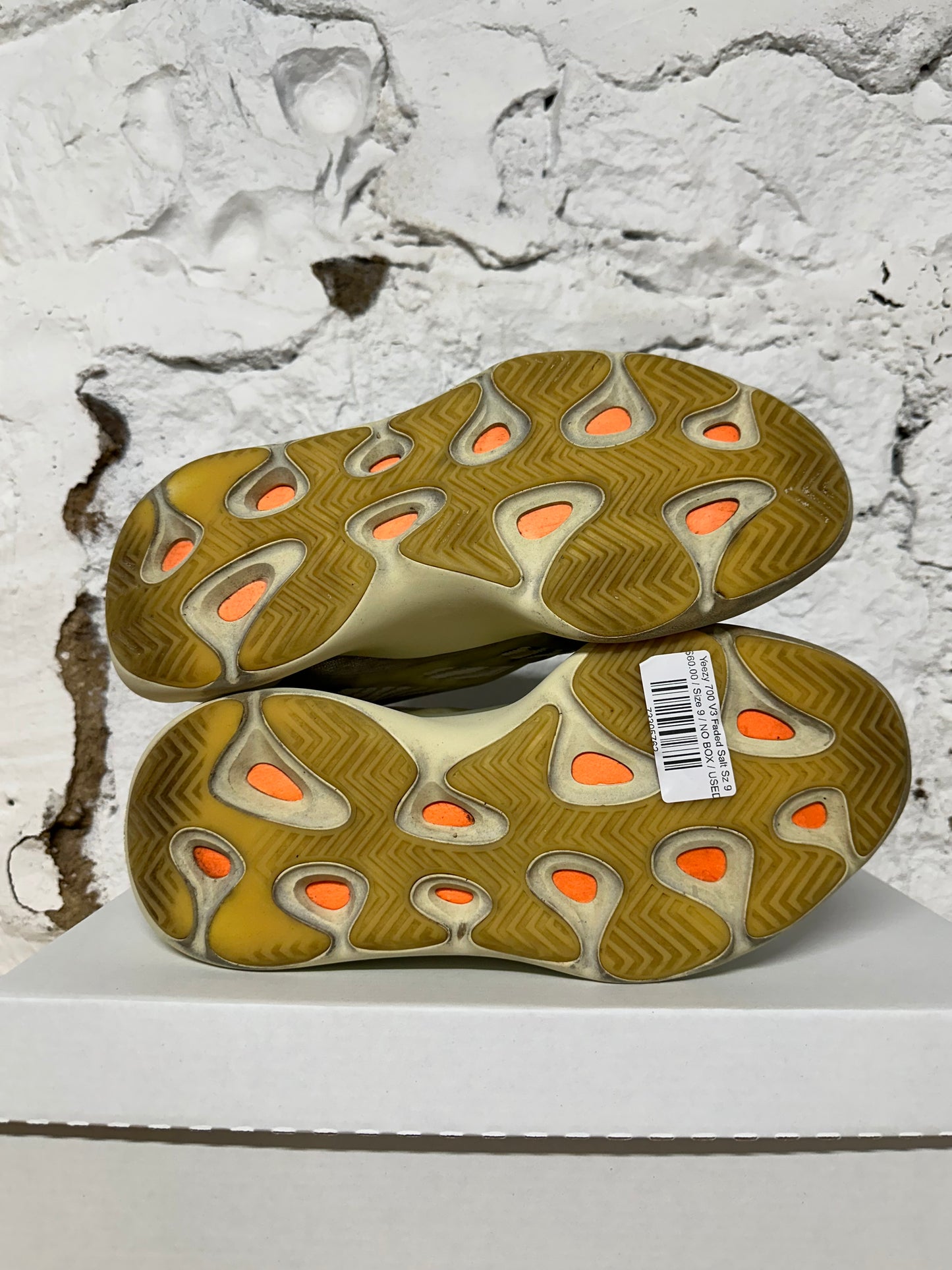 Yeezy 700 V3 Faded Salt Sz 9