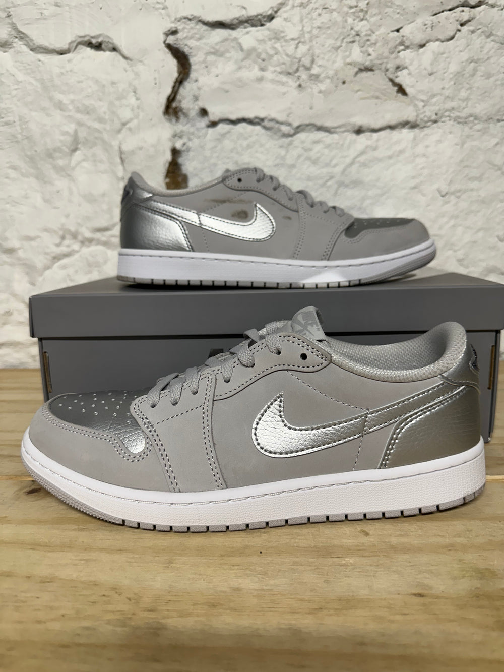 Air Jordan 1 Low Metallic Silver Sz 10
