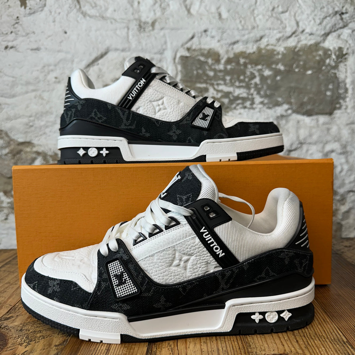 Louis Vuitton Black White Trainer Sneaker Sz 8.5 (7LV)