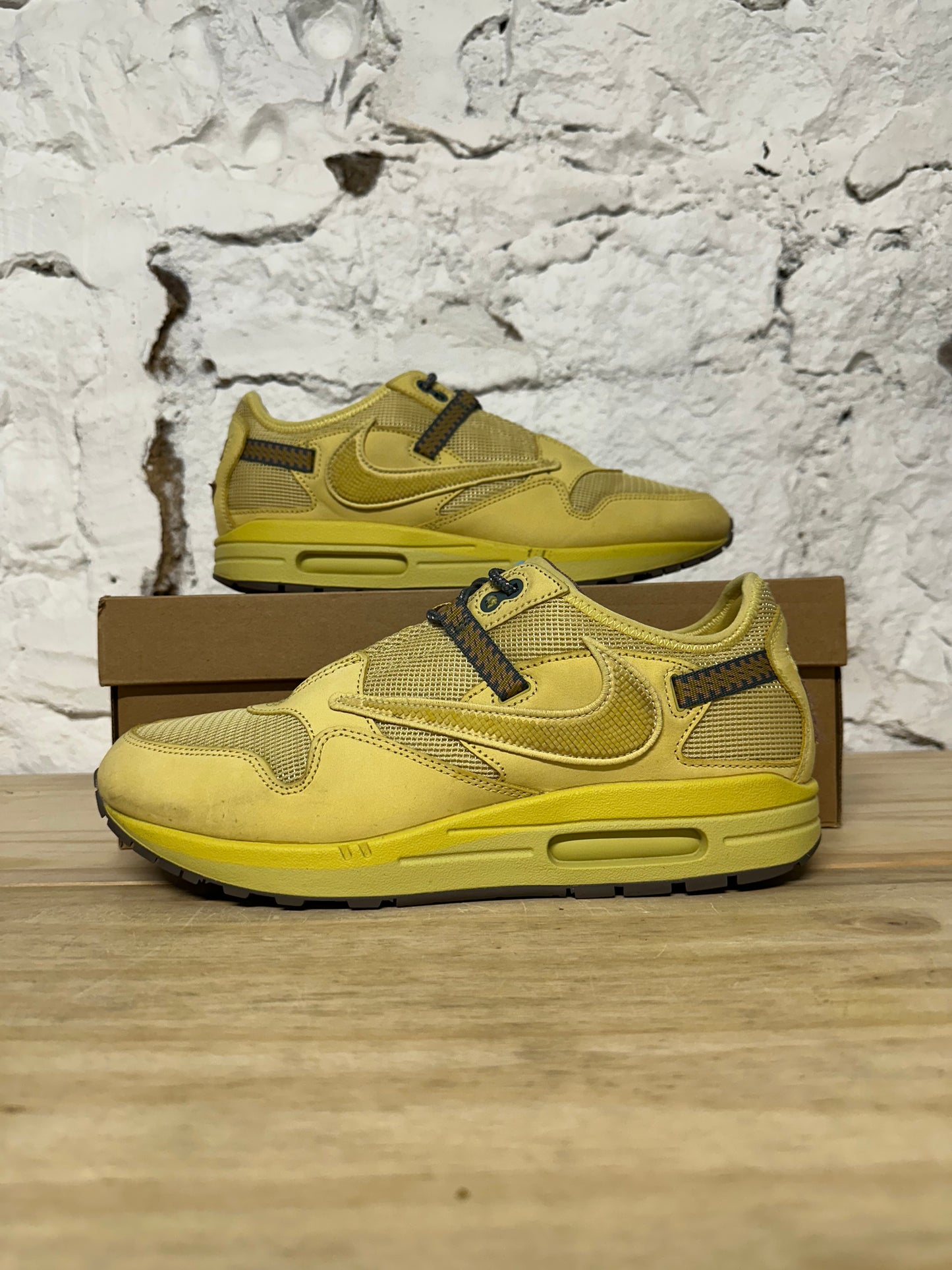 Nike Air Max 1 Travis Scott Saturn Gold Sz 11.5