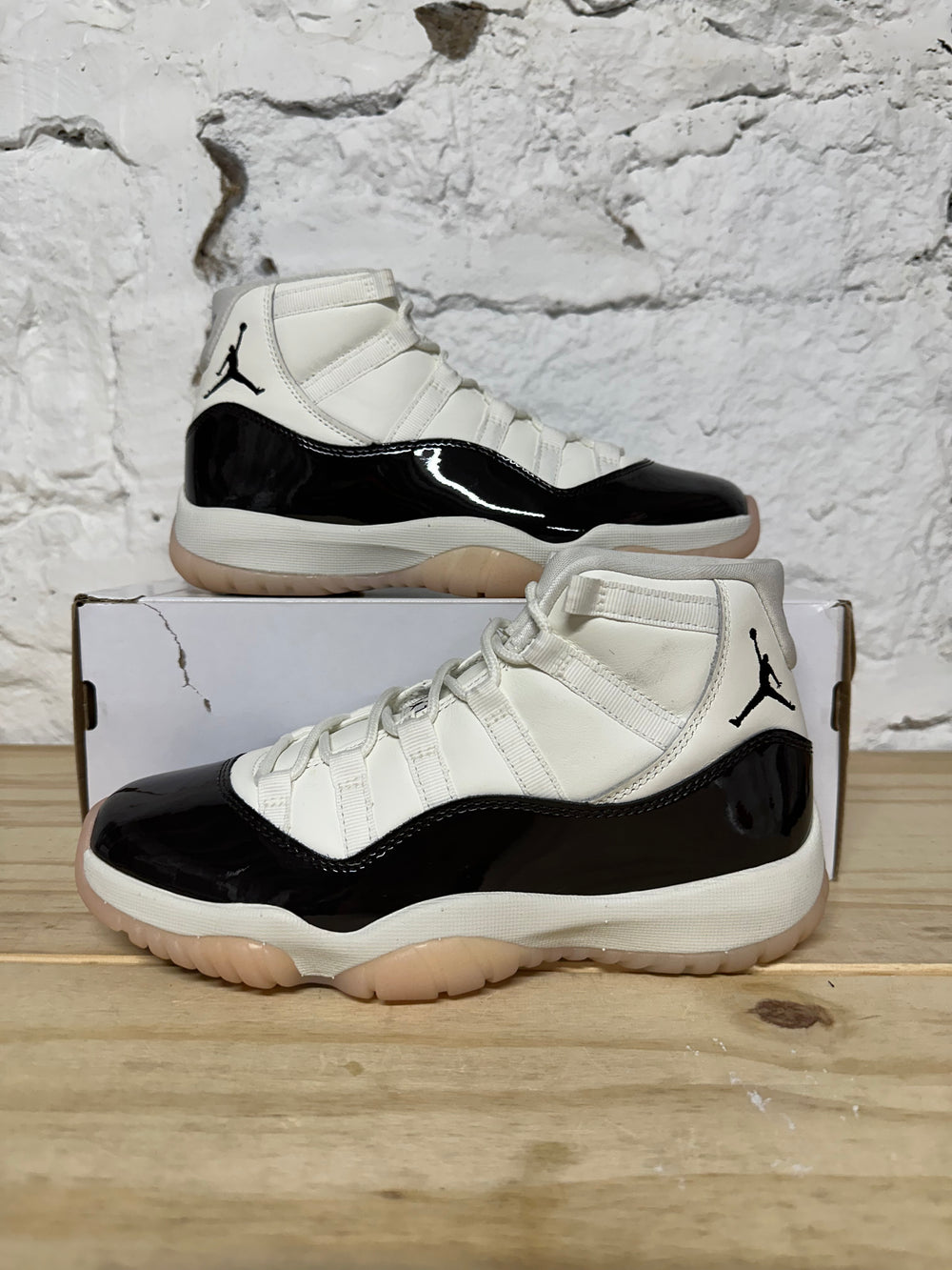 Air Jordan 11 High Neapolitan Sz 6 (7.5W)