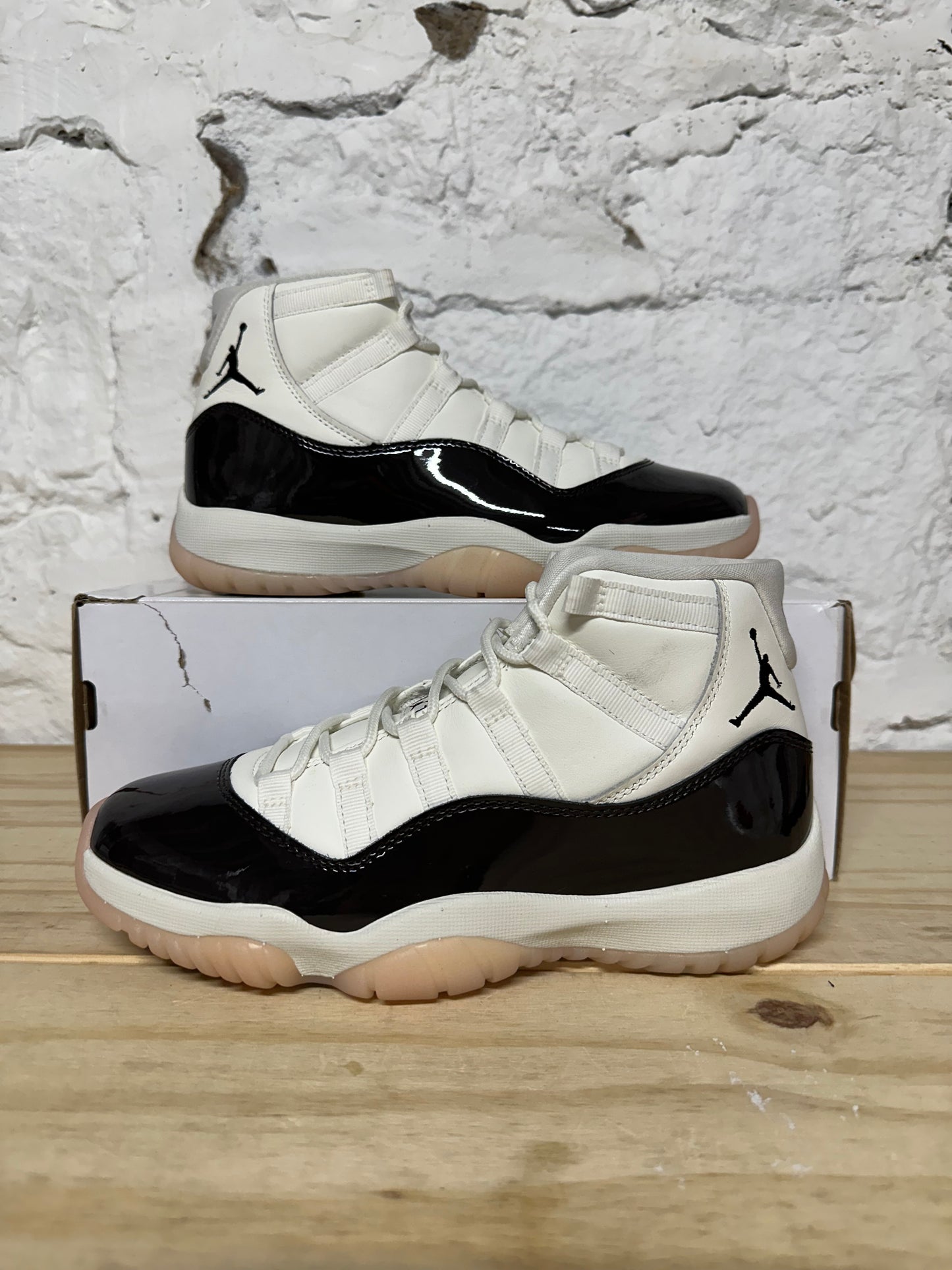 Air Jordan 11 High Neapolitan Sz 6 (7.5W)