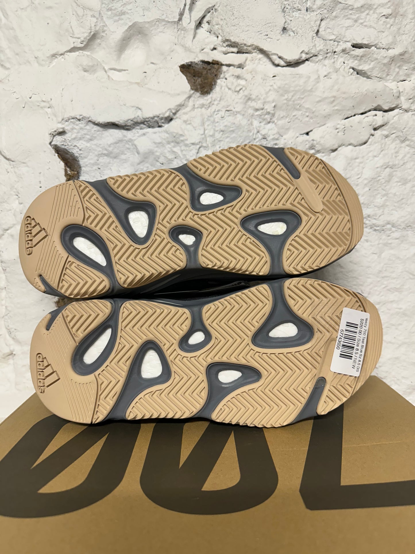 Yeezy 700 Teal Blue Sz 8.5 DS