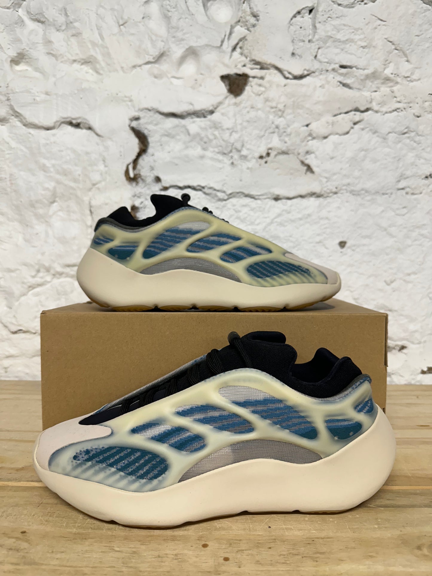 Yeezy 700 V3 Kyanite Sz 8