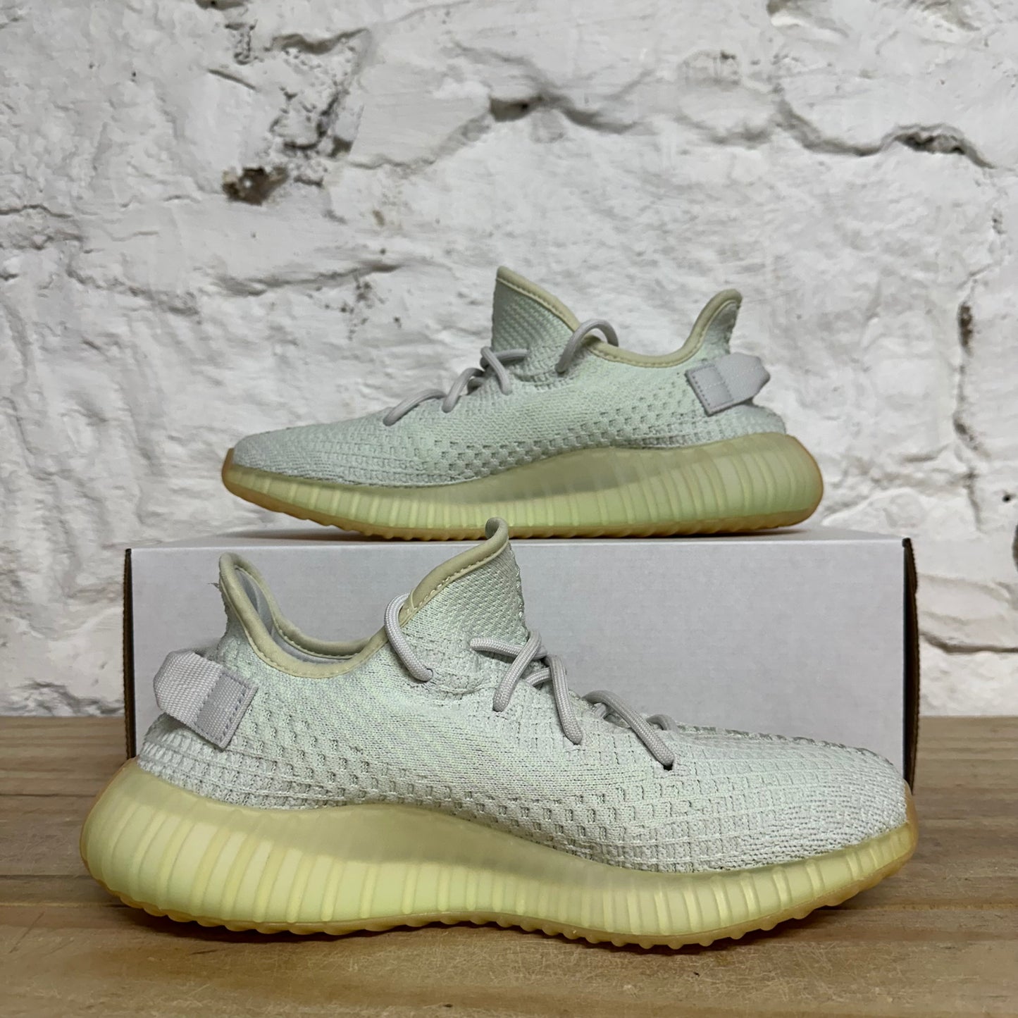 Yeezy 350 V2 Hyperspace Sz 9.5