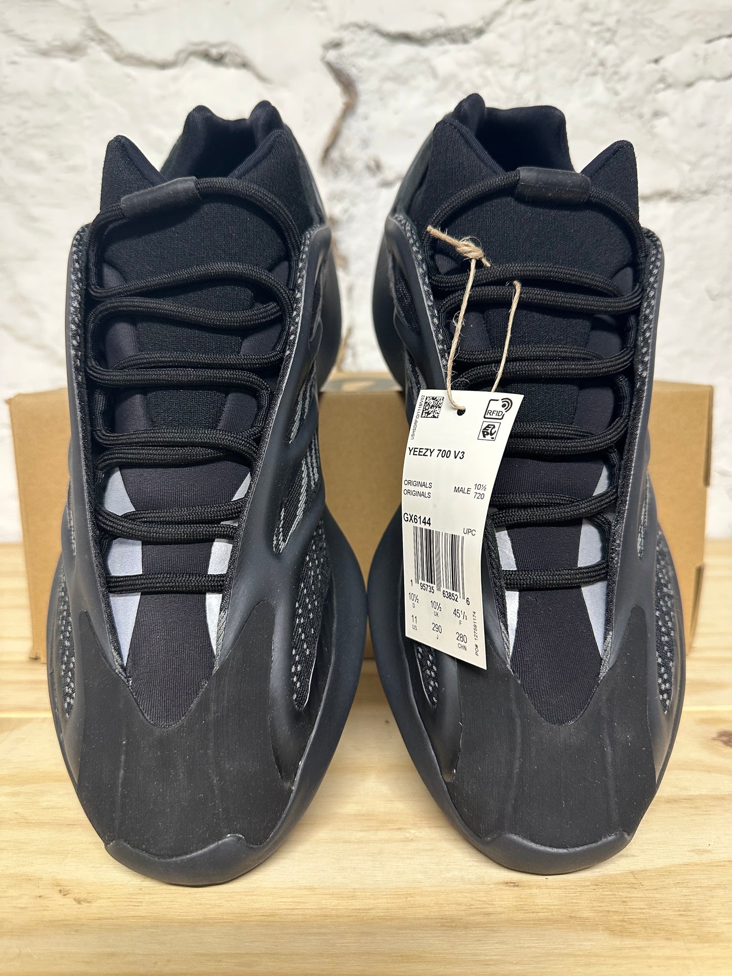 Yeezy 700 V3 Dark Glow Sz 11 DS
