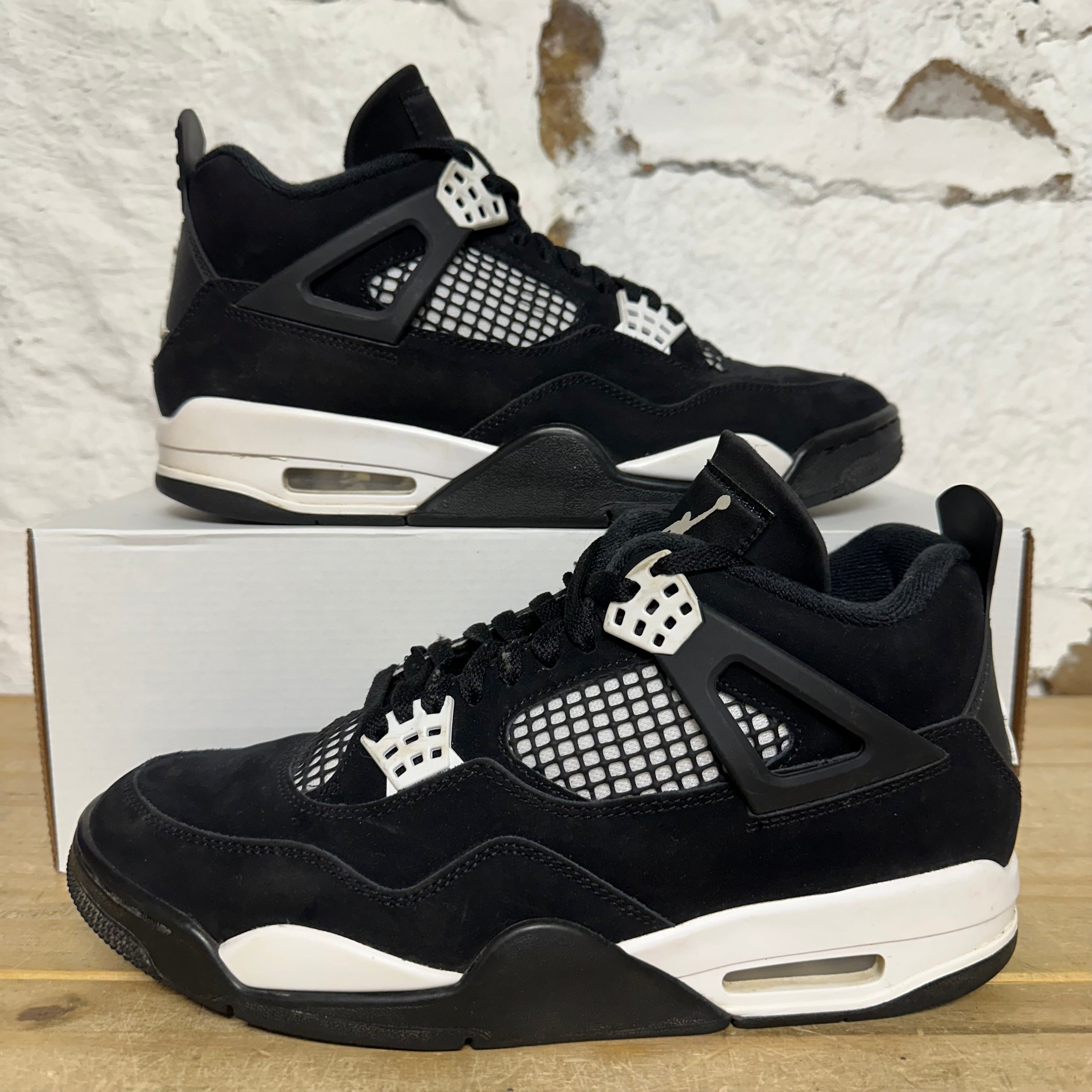 Air Jordan 4 White Thunder Sz 9.5
