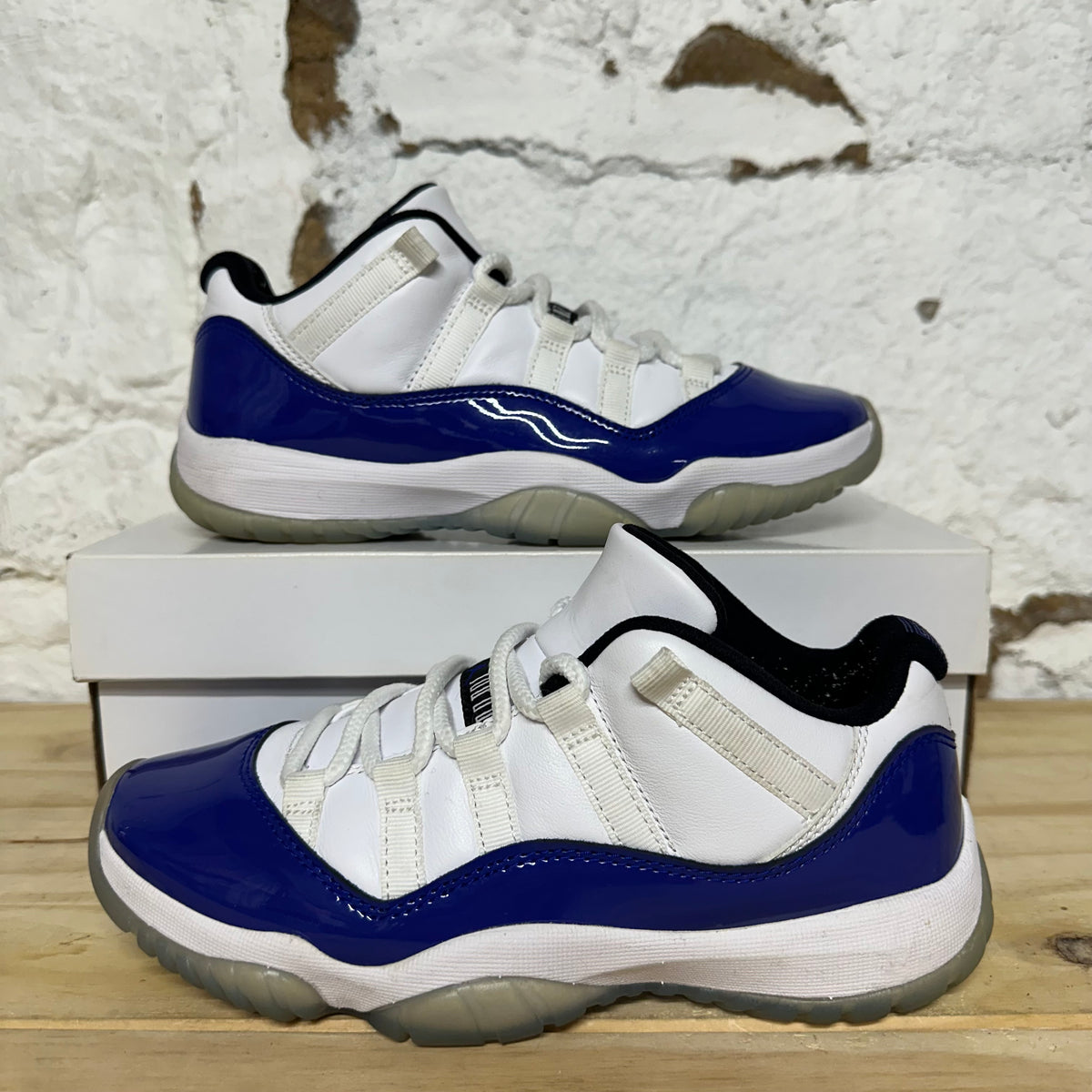 Air Jordan 11 Low White Concord Sz 5.5 (7W)