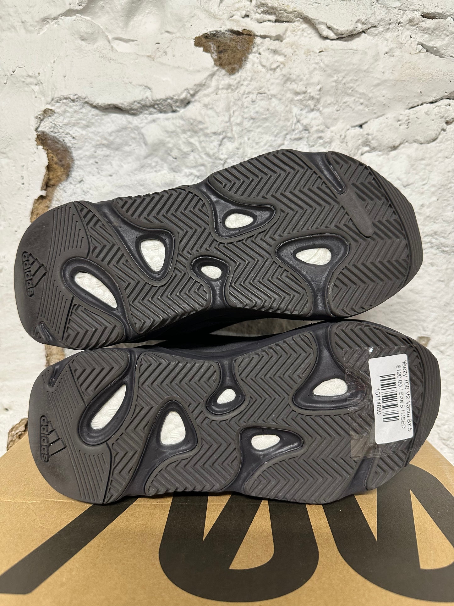 Yeezy 700 V2 Vanta Sz 5