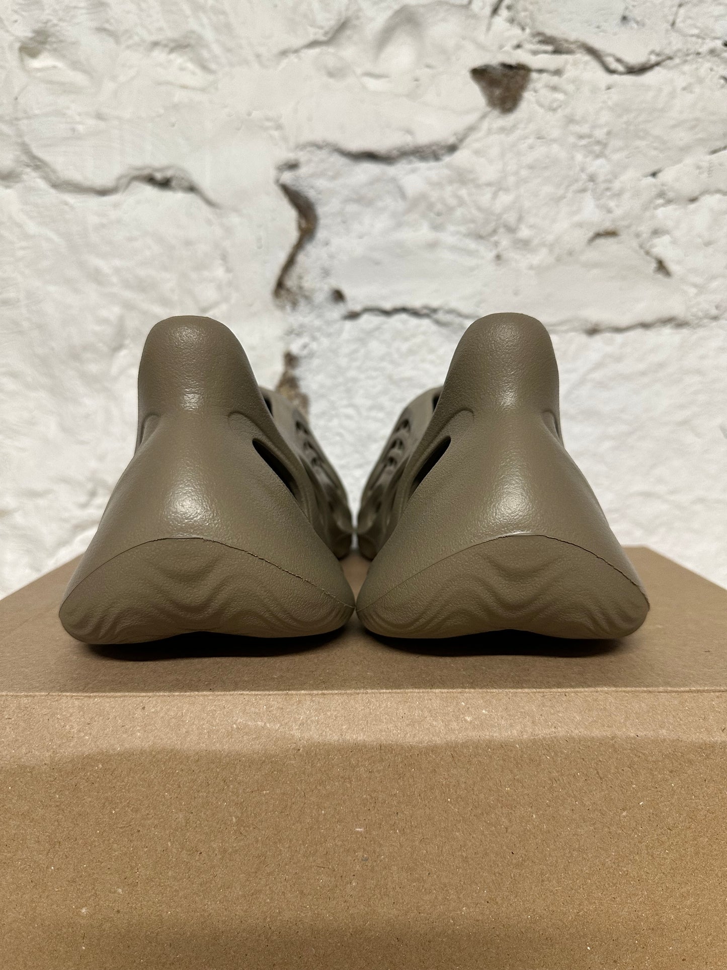 Yeezy Foam RNNR Stone Taupe Sz 10 DS
