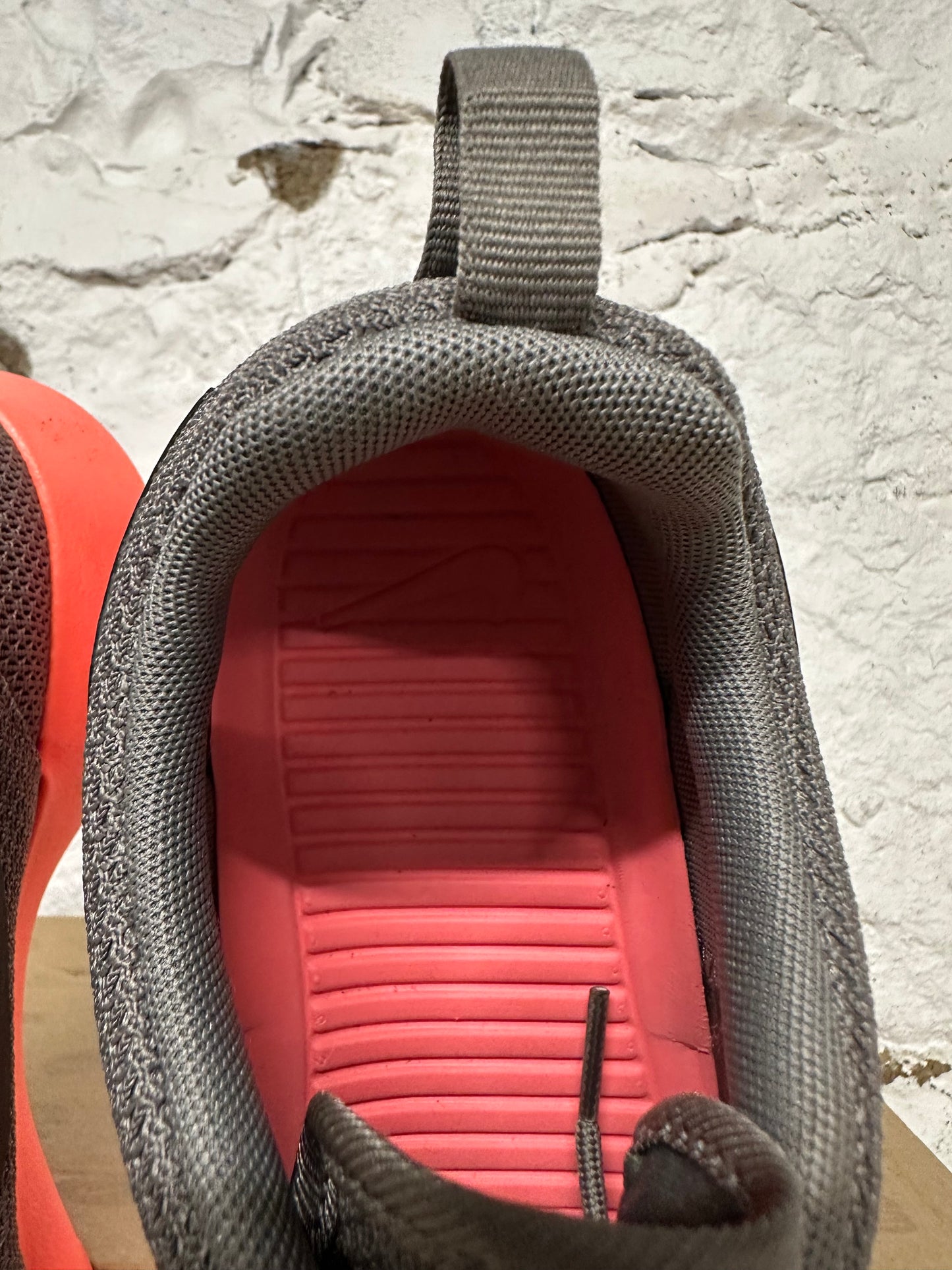 Nike Roshe Run Soft Grey Crimson Sz 8.5