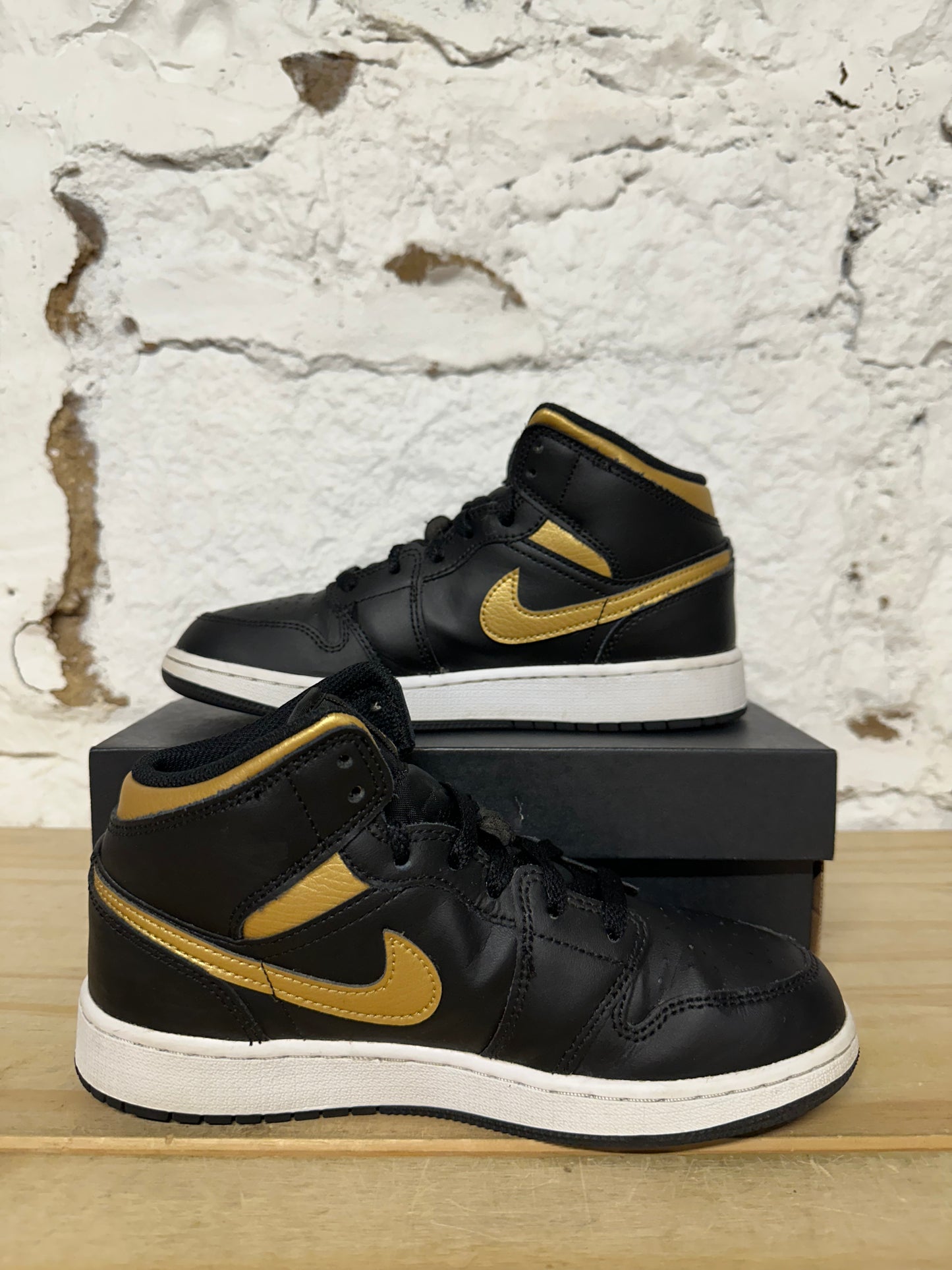 Air Jordan 1 Mid Black Gold Sz 5Y