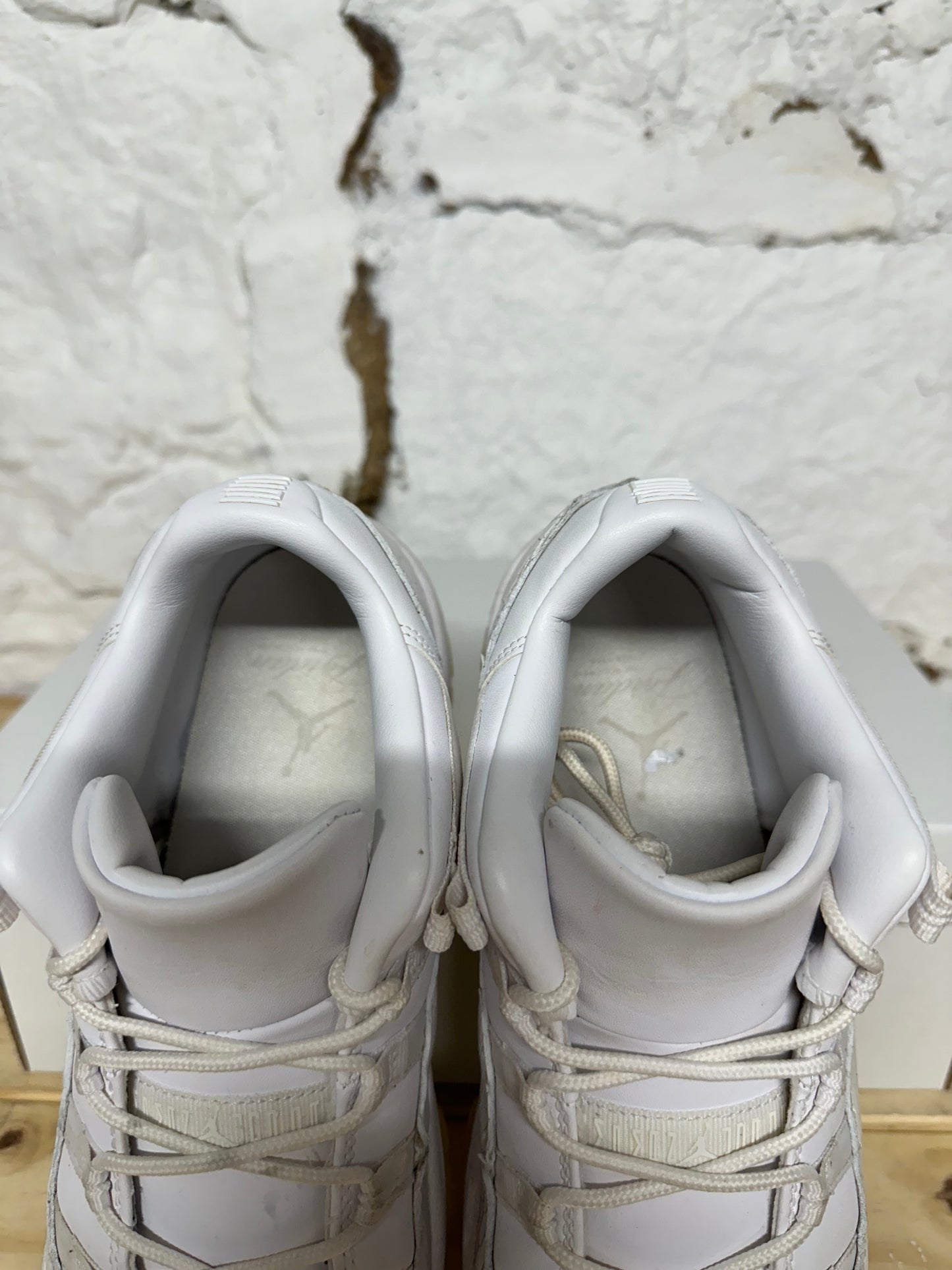 Air Jordan 11 Low Frost White Sz 8.5