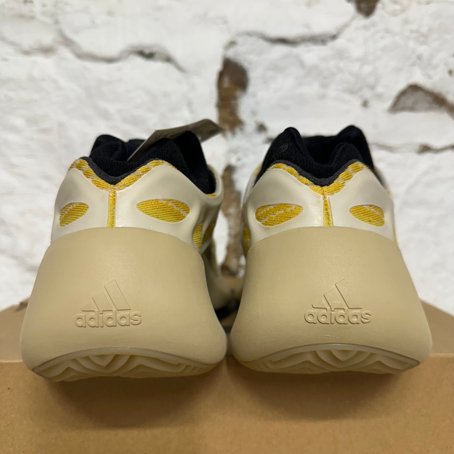 Yeezy 700 V3 Safflower Sz 10.5 DS