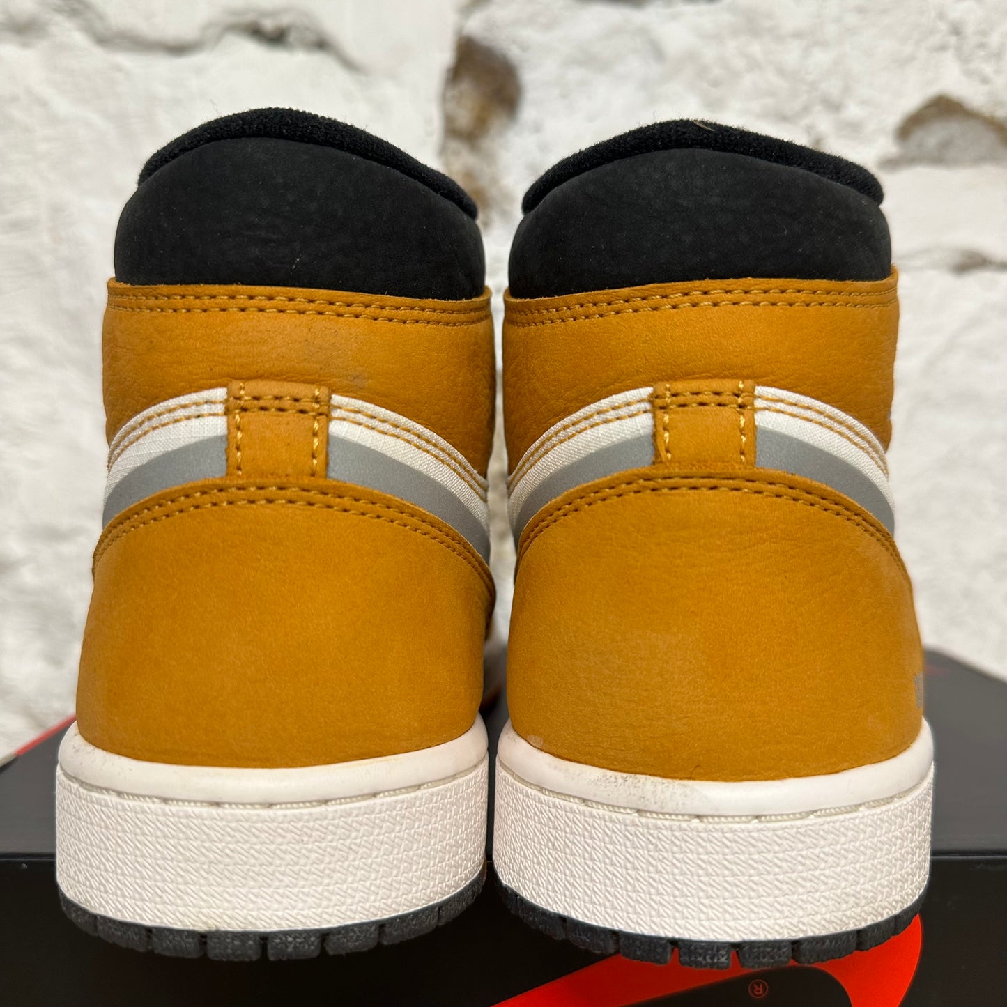 Air Jordan 1 High Gore-Tex Light Curry Sz 8