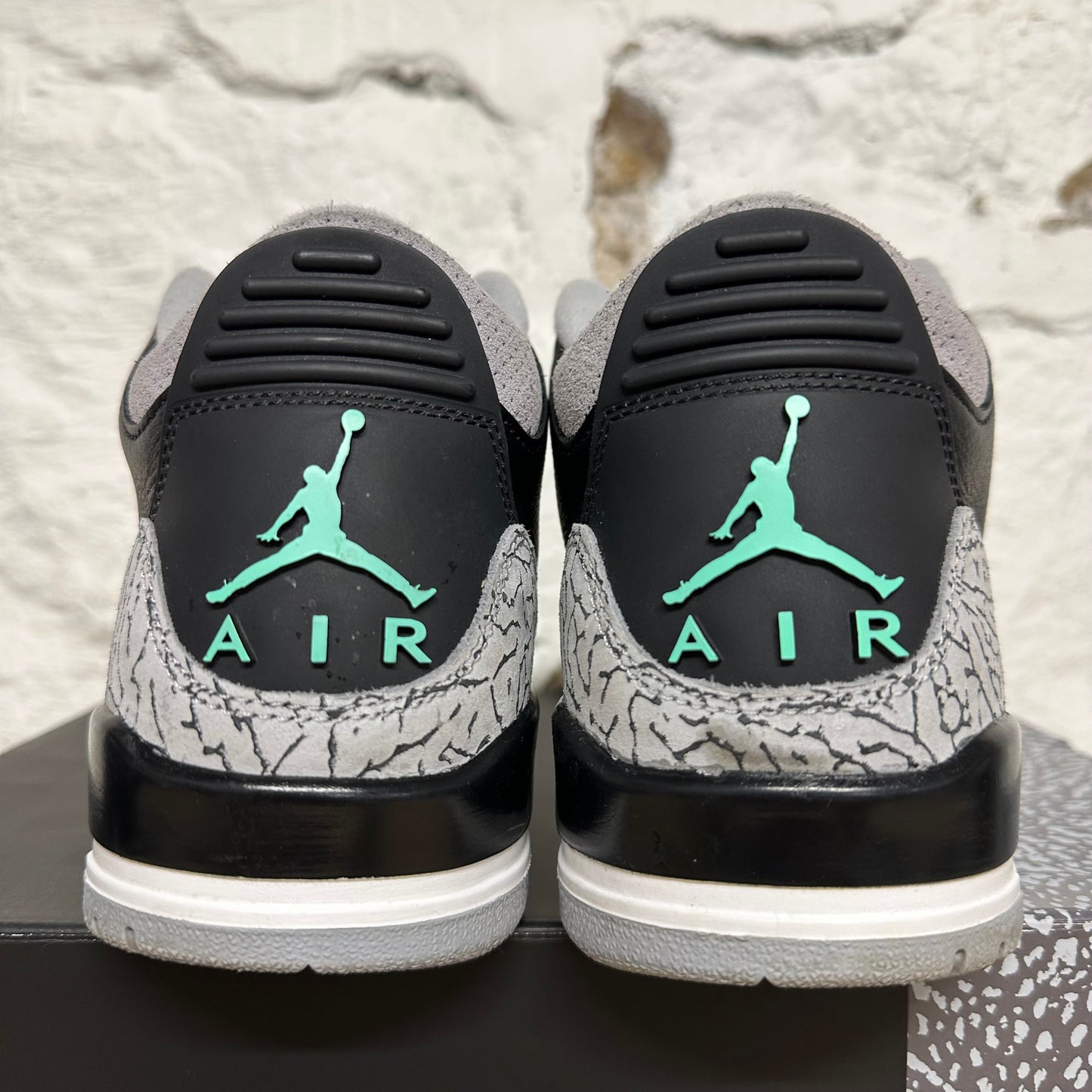 Air Jordan 3 Green Glow Sz 9