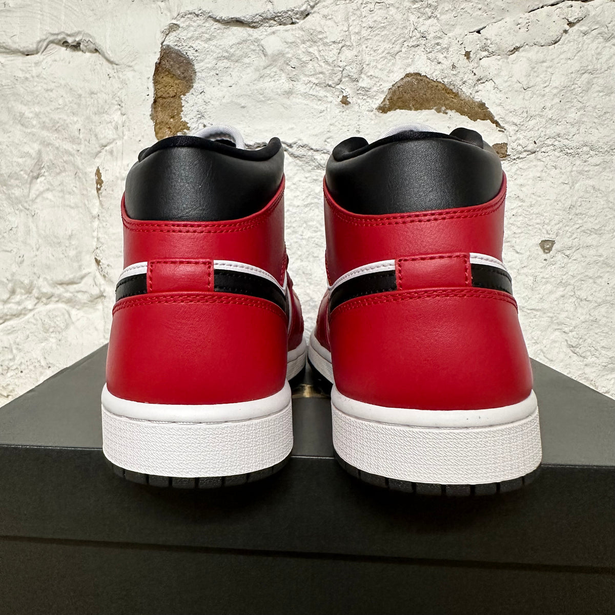 Air Jordan 1 Mid Chicago Black Toe Sz 10 DS