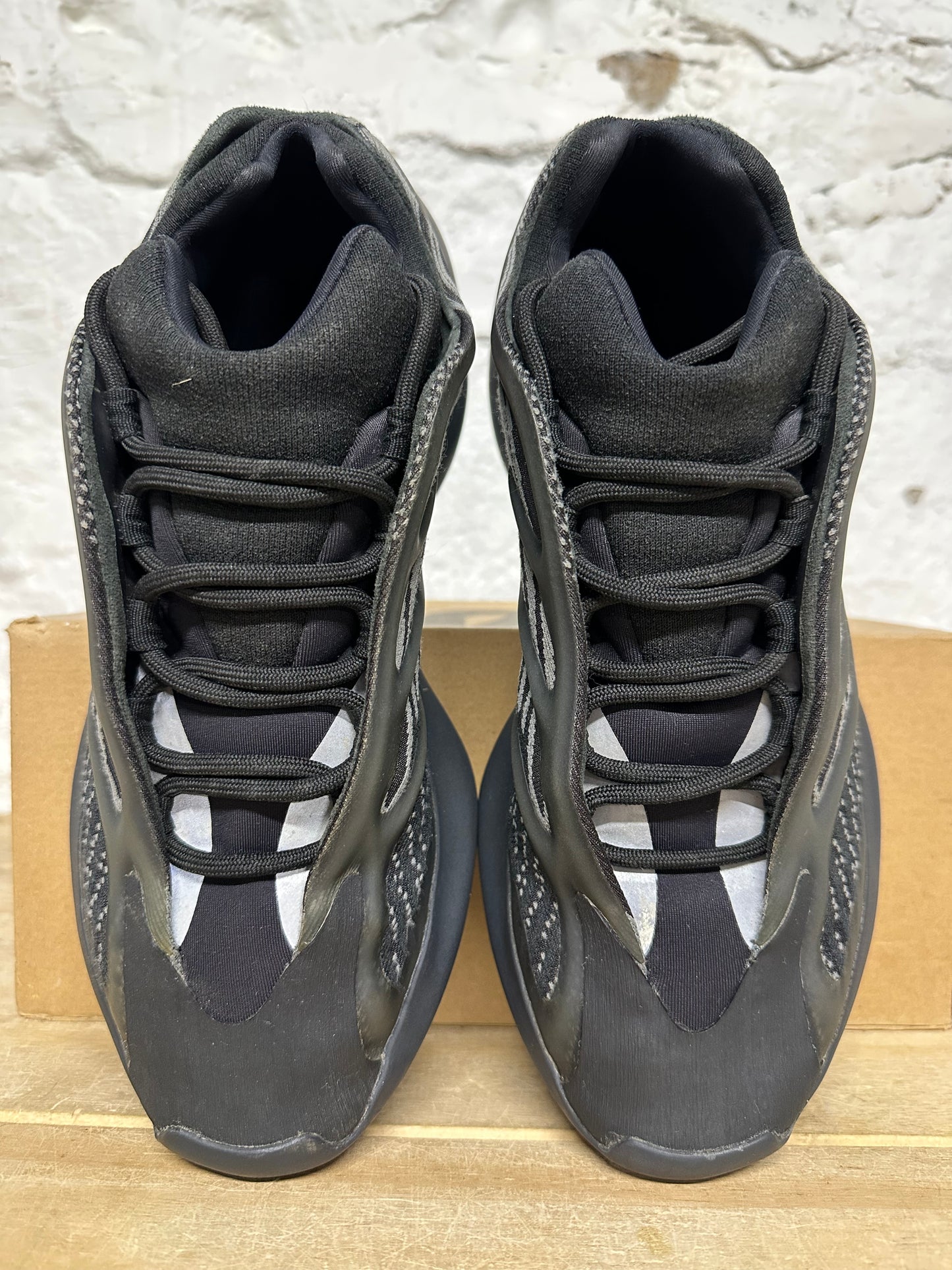 Yeezy 700 V3 Dark Glow Sz 9.5
