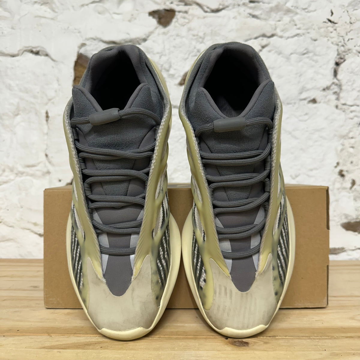 Yeezy 700 V3 Fade Salt Sz 9