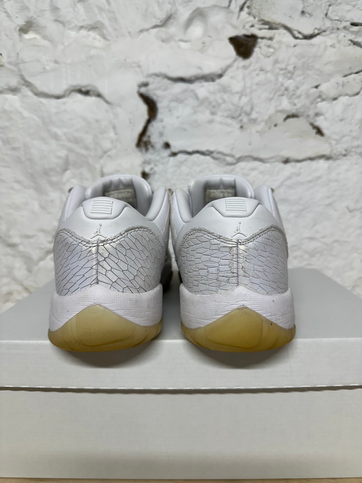 Air Jordan 11 Low Frost White Sz 8.5