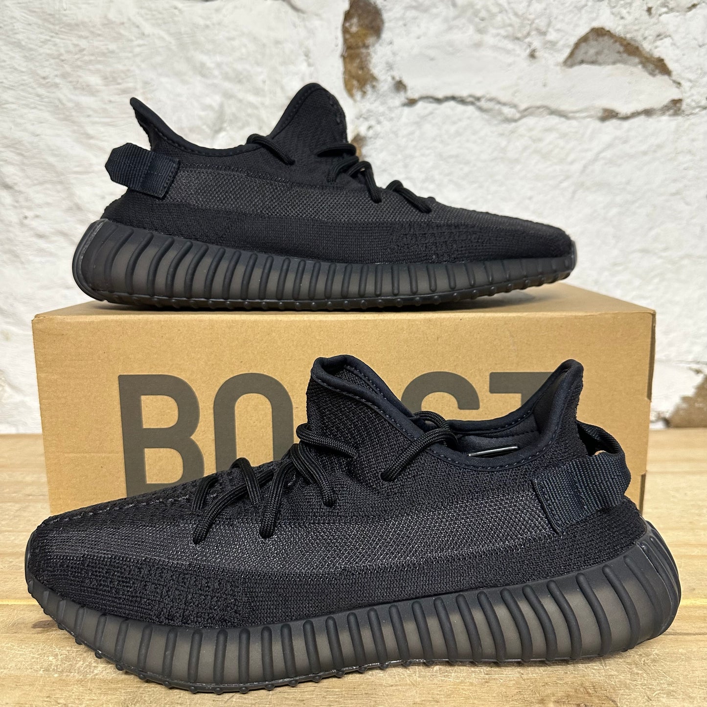 Yeezy 350 V2 Onyx Sz 10.5