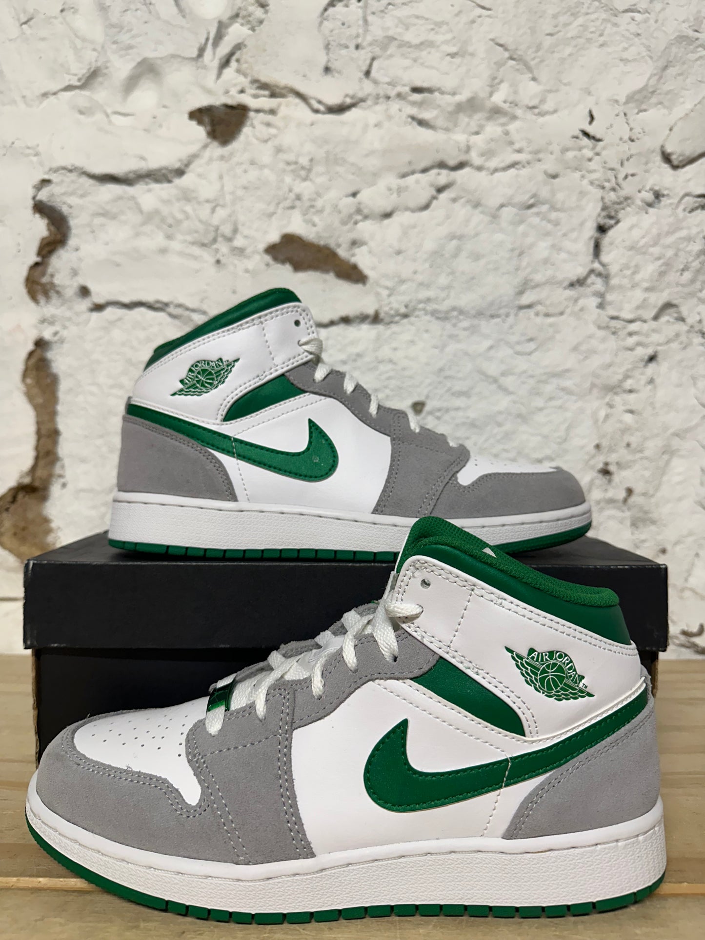 Air Jordan 1 Mid Pine Green Gray Sz 7Y