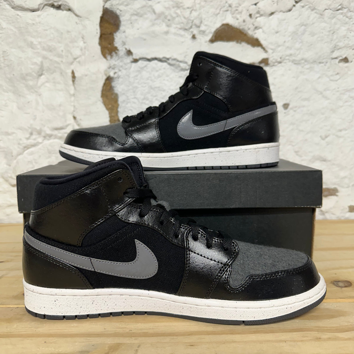 Air Jordan 1 Mid Winterized Black Grey Sz 10 DS