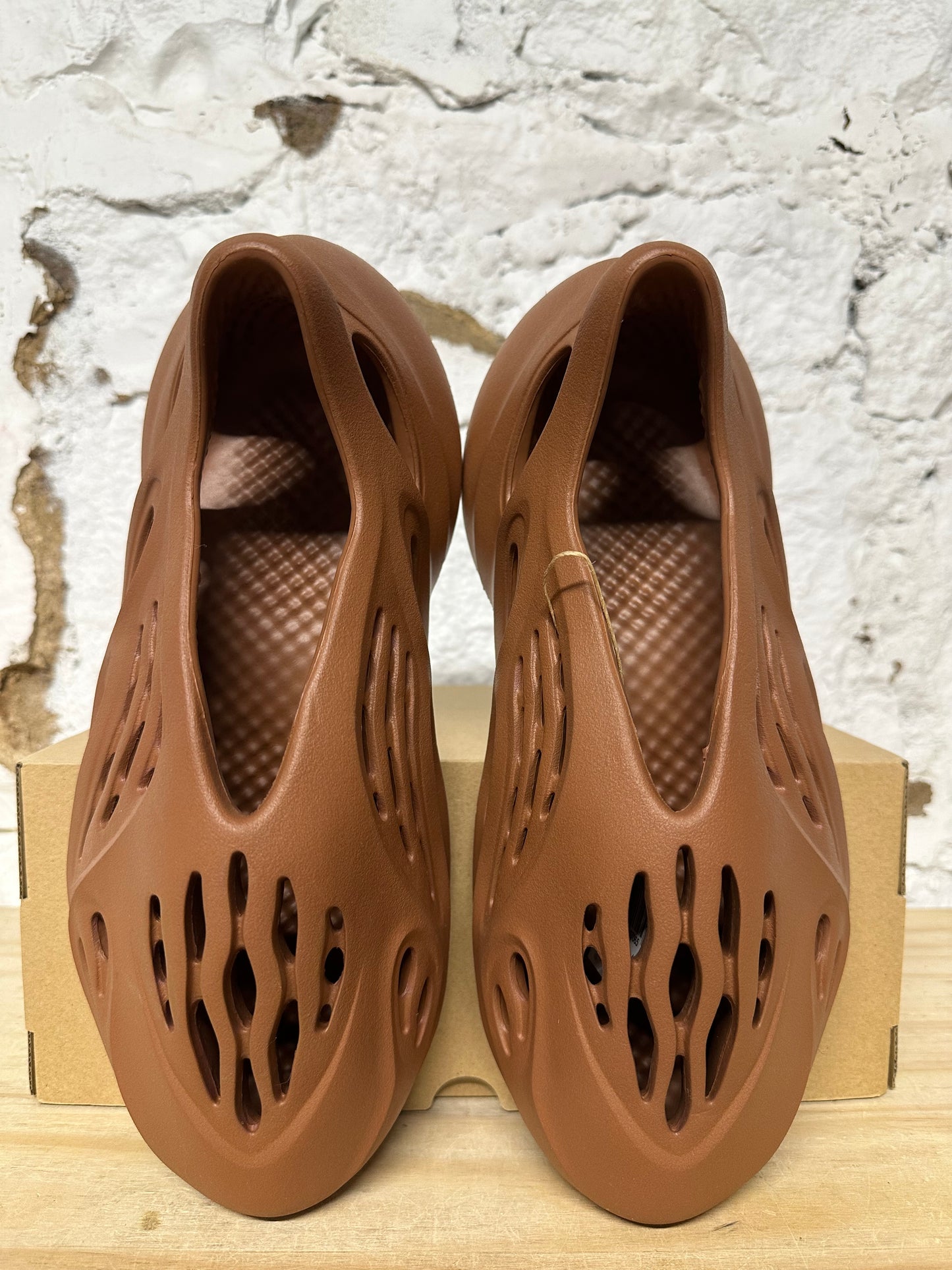 Yeezy Foam RNNR Clay Red Sz 9 DS