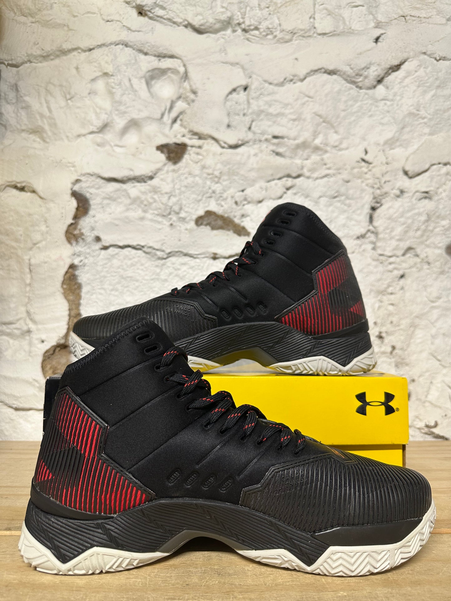 Under Armour Curry 2.5 Red Black Sz 10.5 DS