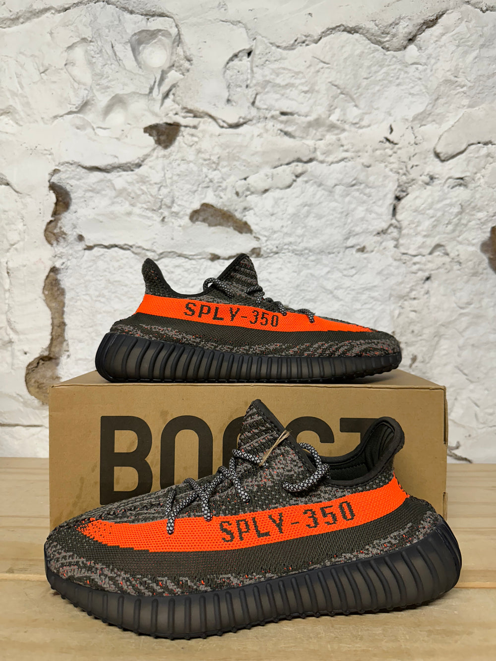 Yeezy 350 V2 Carbon Beluga Sz 9 DS