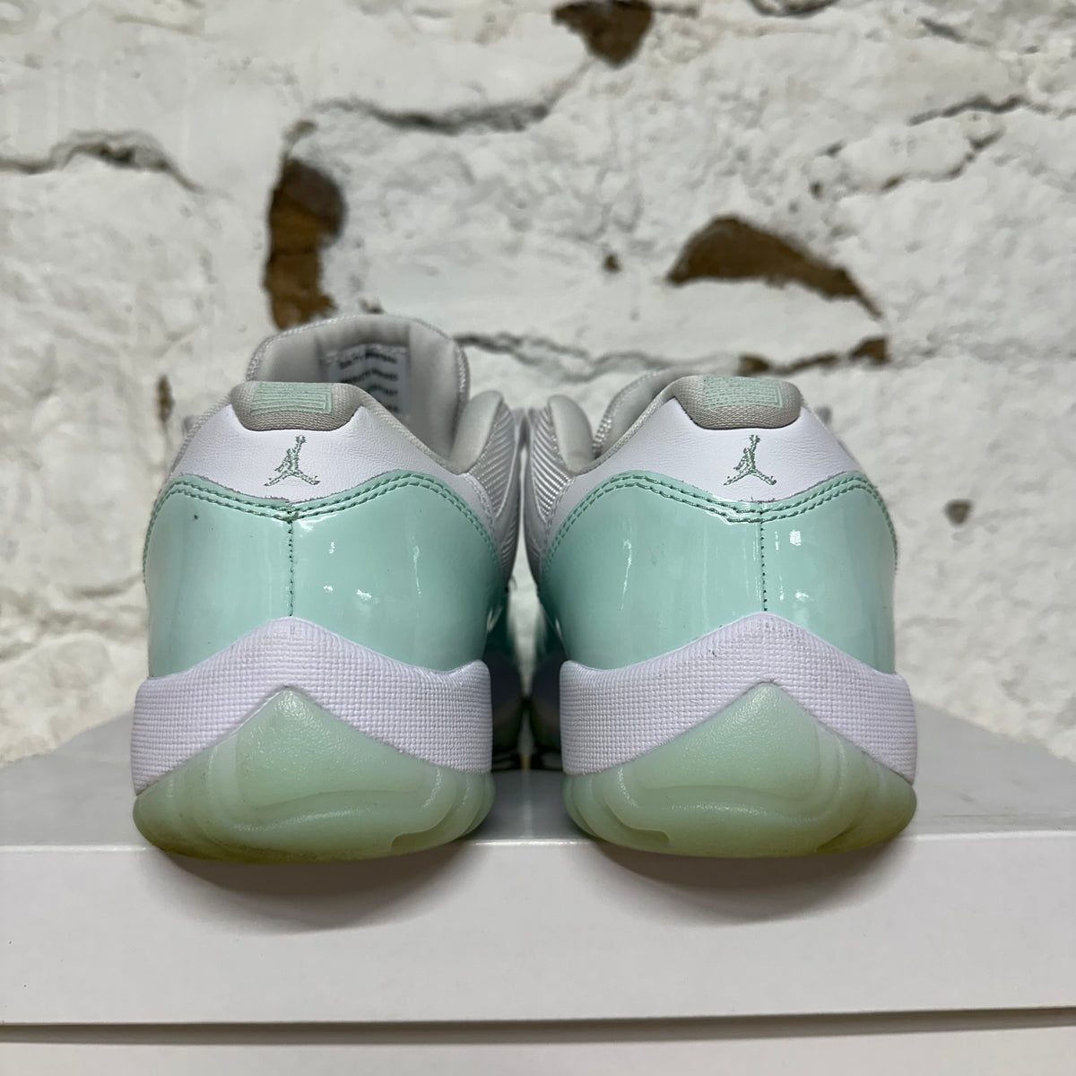 Air Jordan 11 Low Igloo Sz 8.5 (10W)