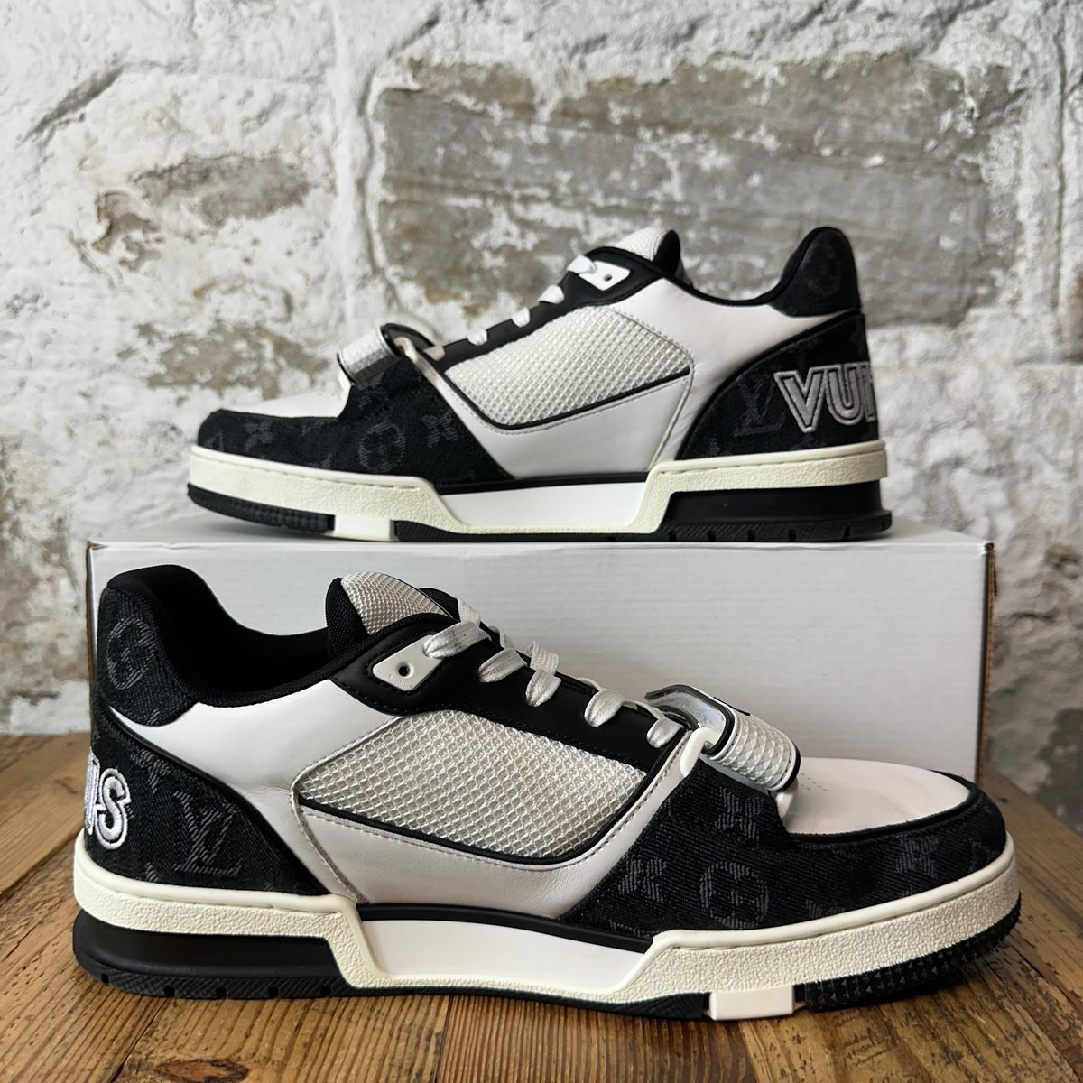 Louis Vuitton Black White Strap Trainer Sneaker Sz 10.5 (9LV)