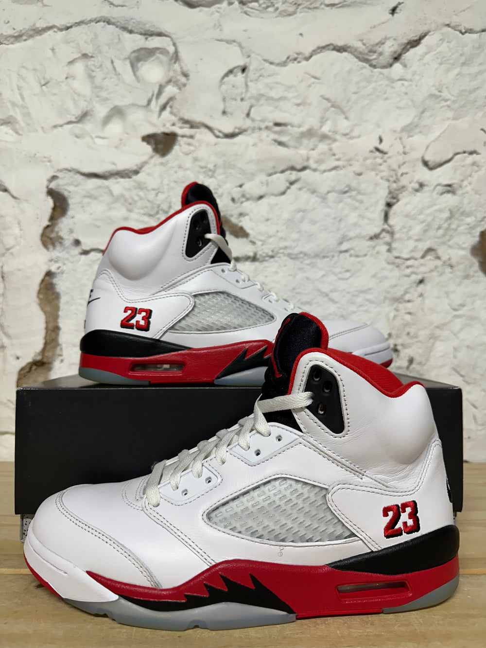 Air Jordan 5 Fire Red Black Tongue (2025) Sz 9