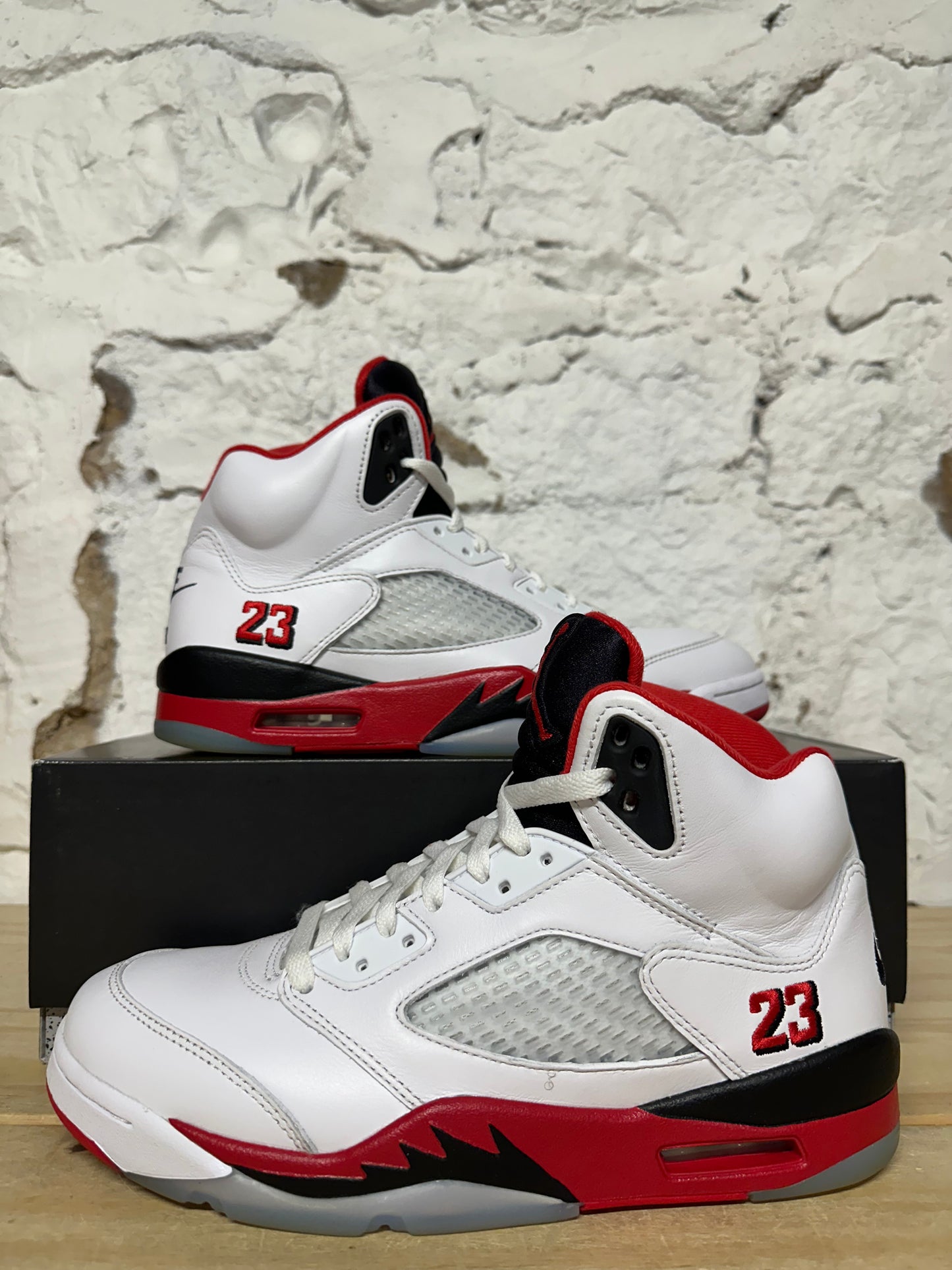 Air Jordan 5 Fire Red Black Tongue (2025) Sz 9