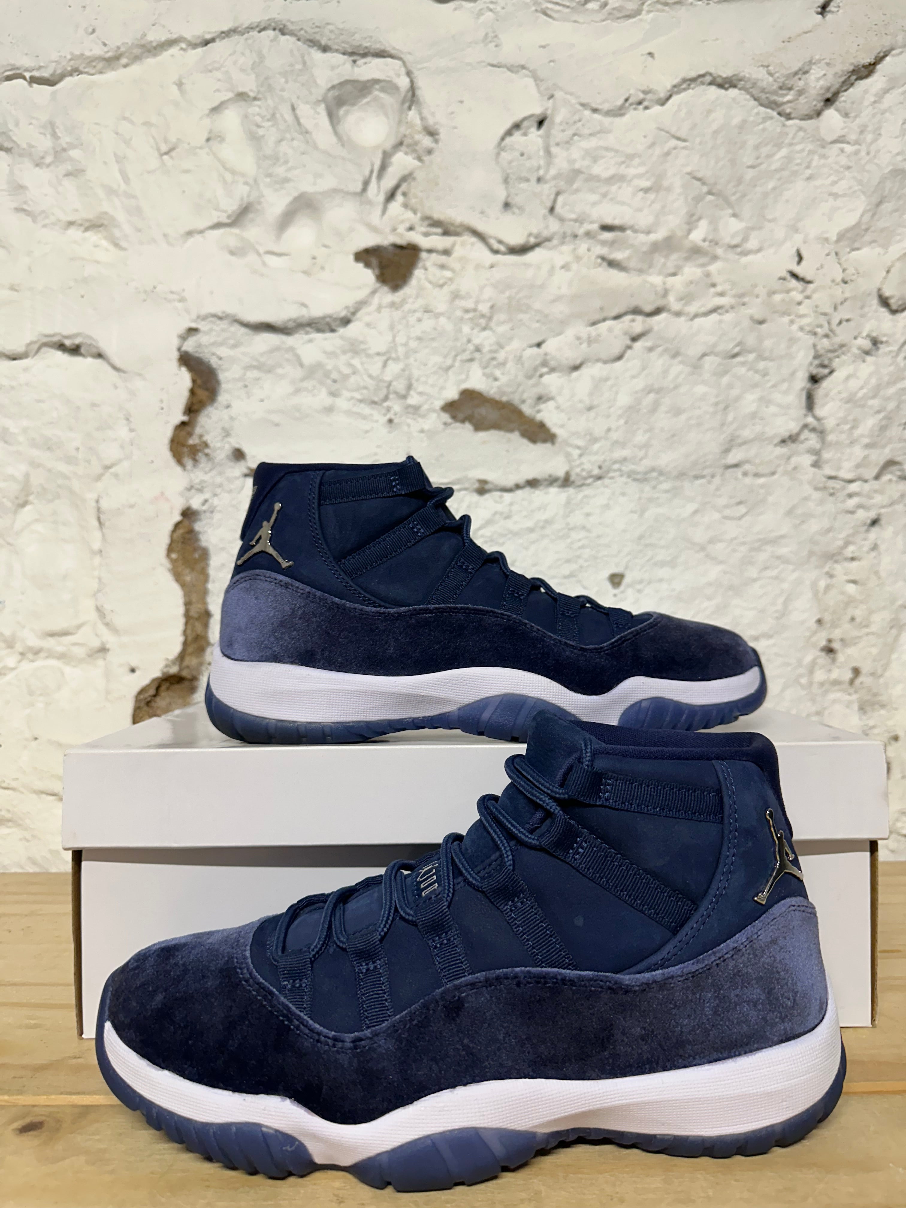 Air Jordan 11 Midnight Navy Velvet Sz 7.5 (9W)