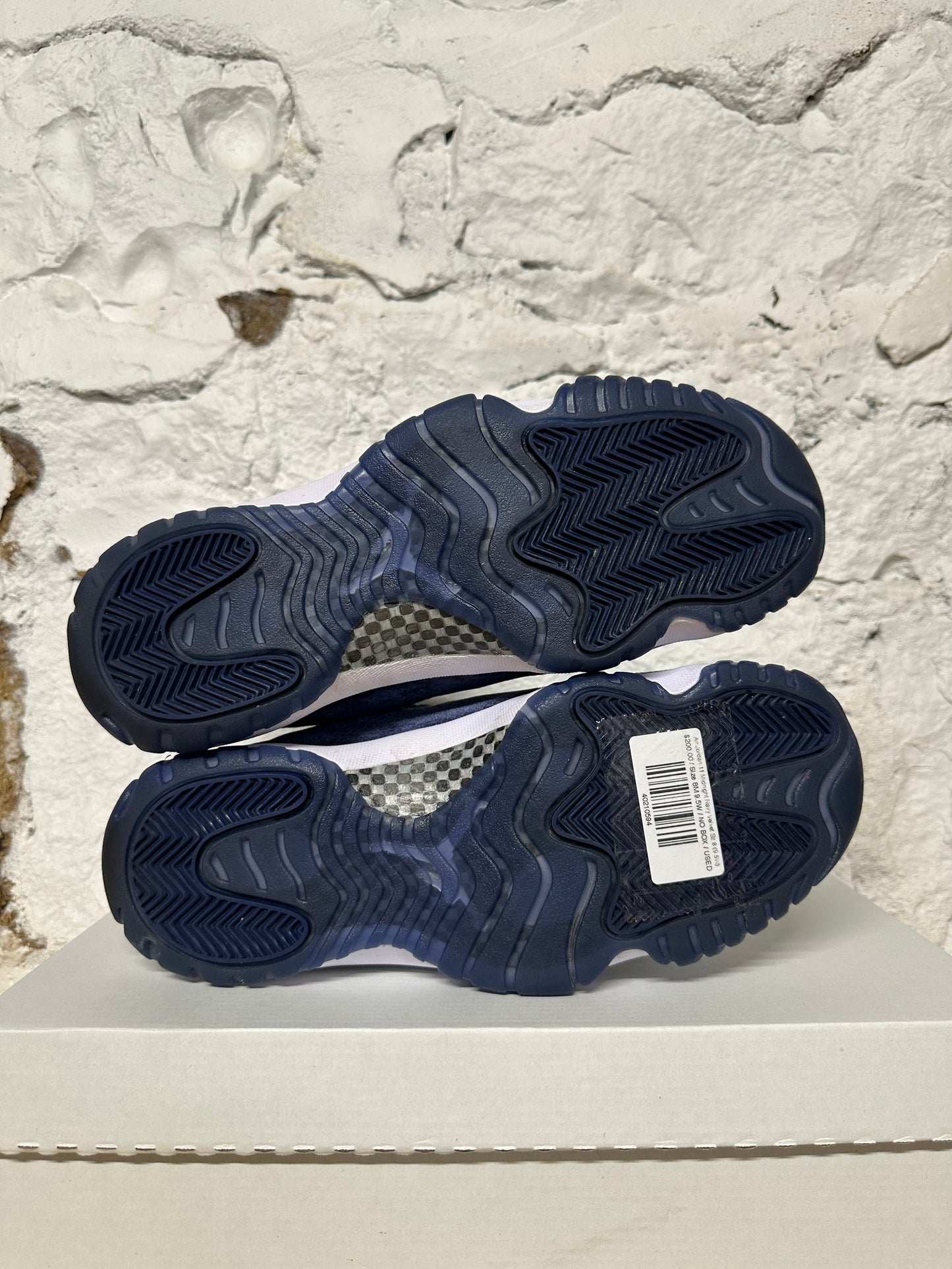 Air Jordan 11 Midnight Navy Velvet Sz 8 (9.5W)