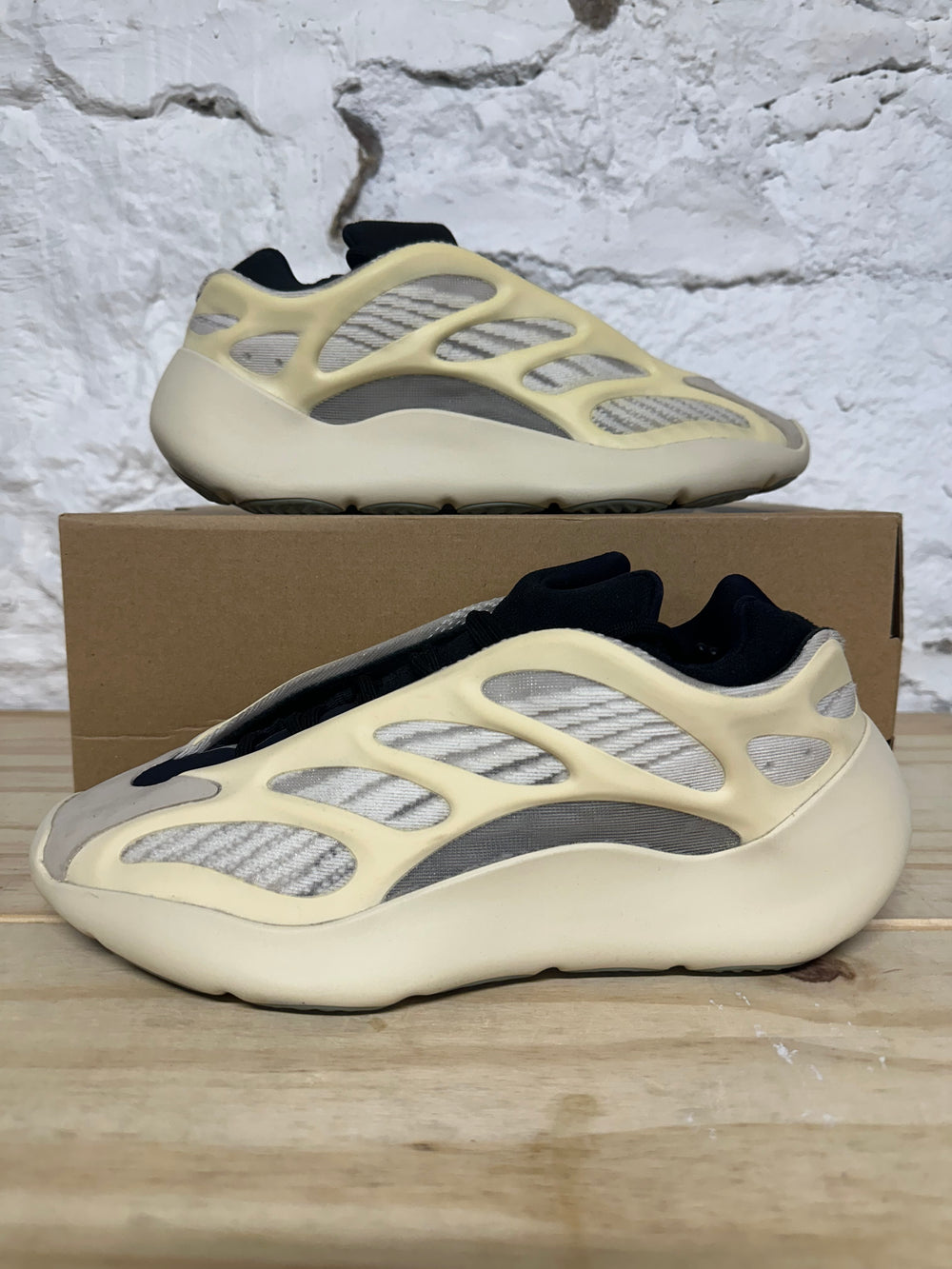 Yeezy 700 V3 Azael Sz 8.5