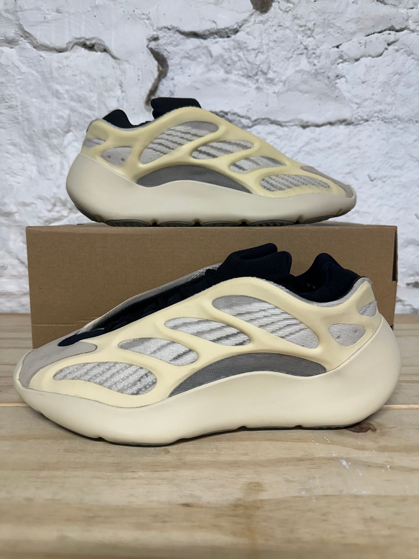 Yeezy 700 V3 Azael Sz 8.5