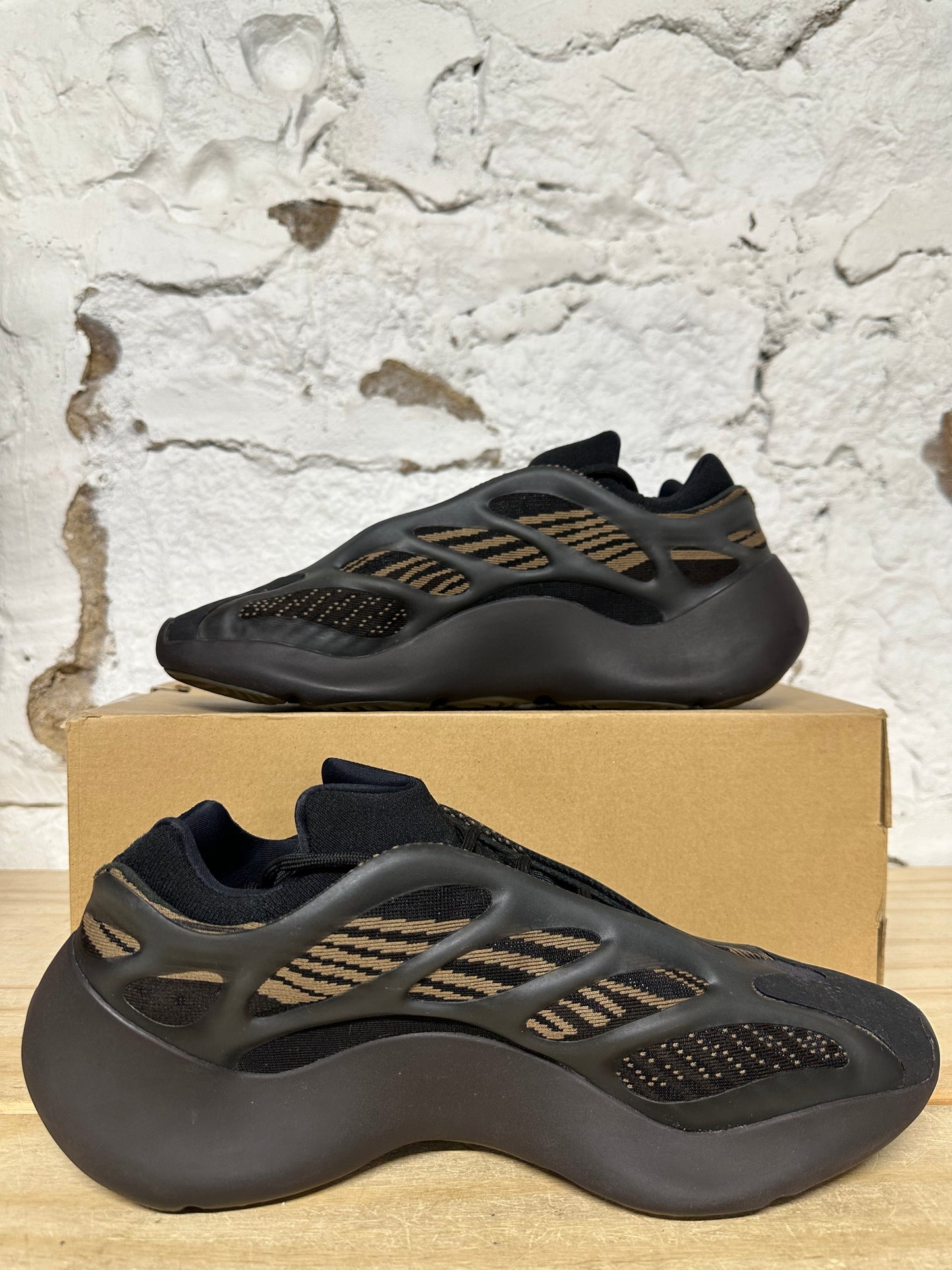 Yeezy 700 V3 Clay Brown Sz 10.5