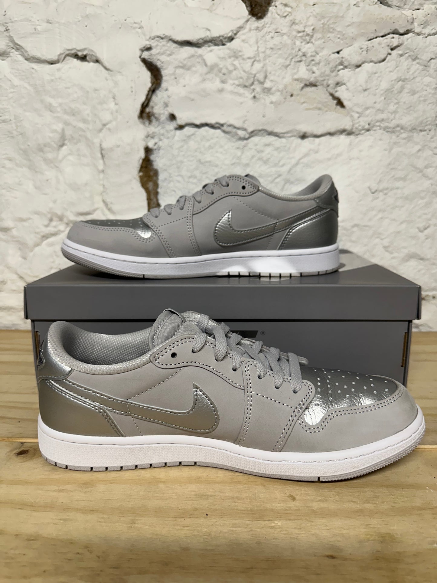 Air Jordan 1 Low Metallic Silver Sz 10