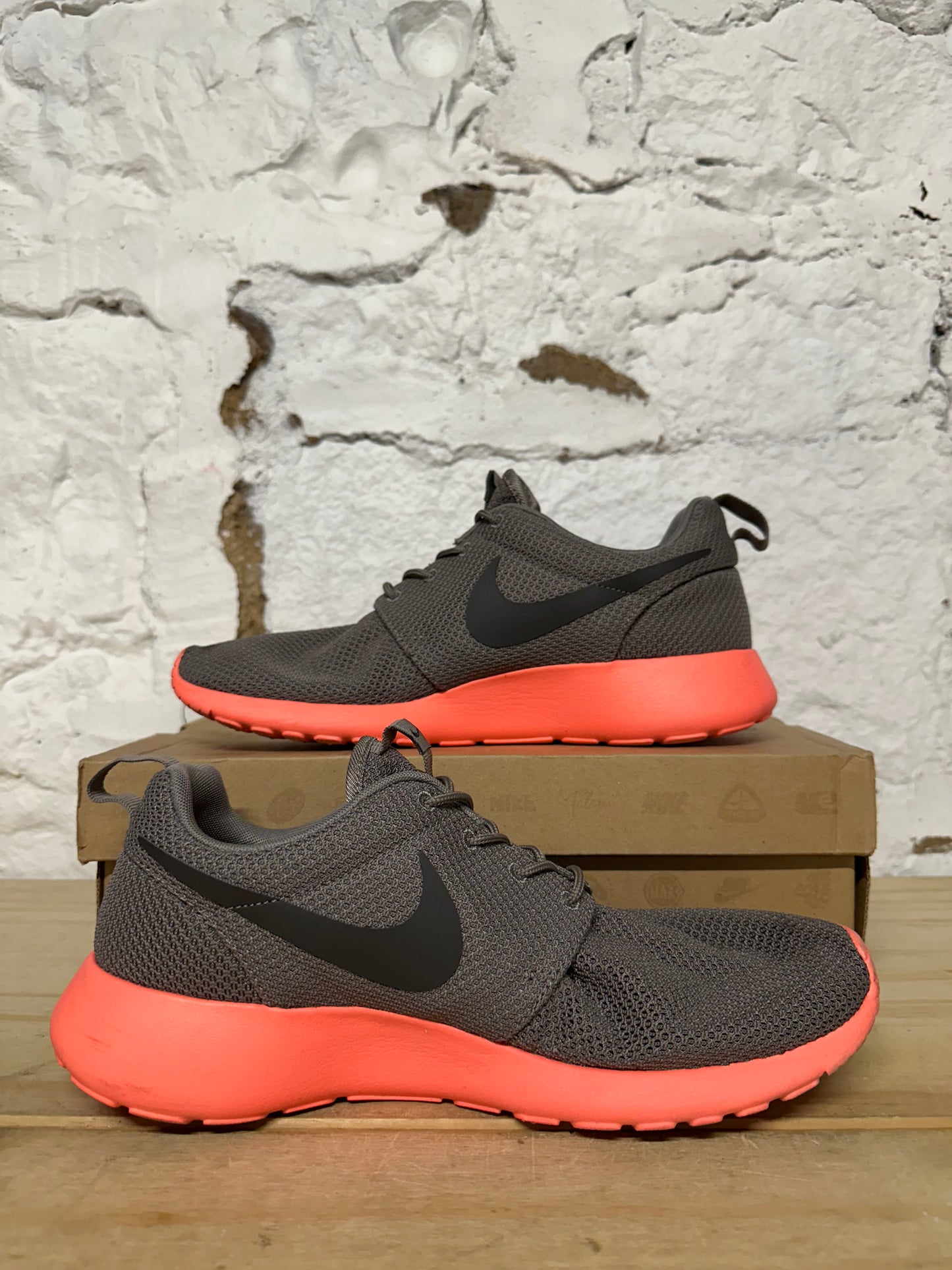 Nike Roshe Run Soft Grey Crimson Sz 8.5